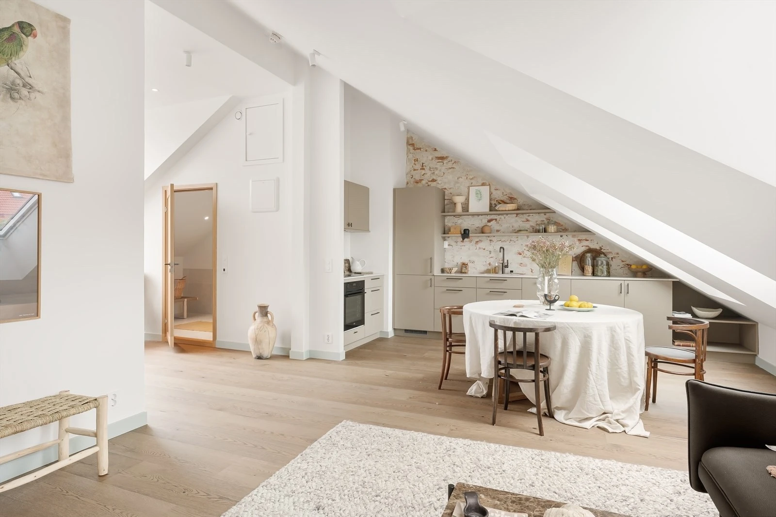 I tillegg har man en svært romslig oppholdsrom med naturlig plass til stort spisebord, sofagruppe, tv-benk og for eksempel bibliotek/lesekrok. Galleribilde