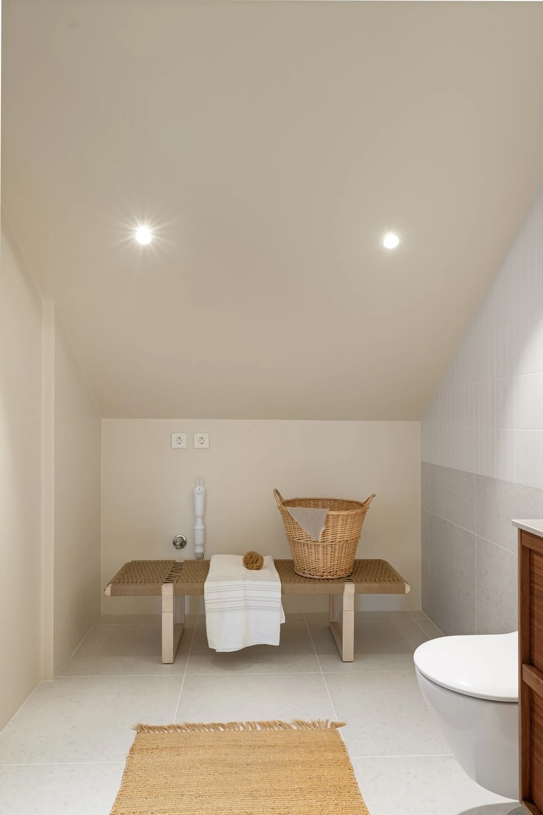 Plass/opplegg til vaskemaskin. Gulvvarme og downlights i tak. Galleribilde