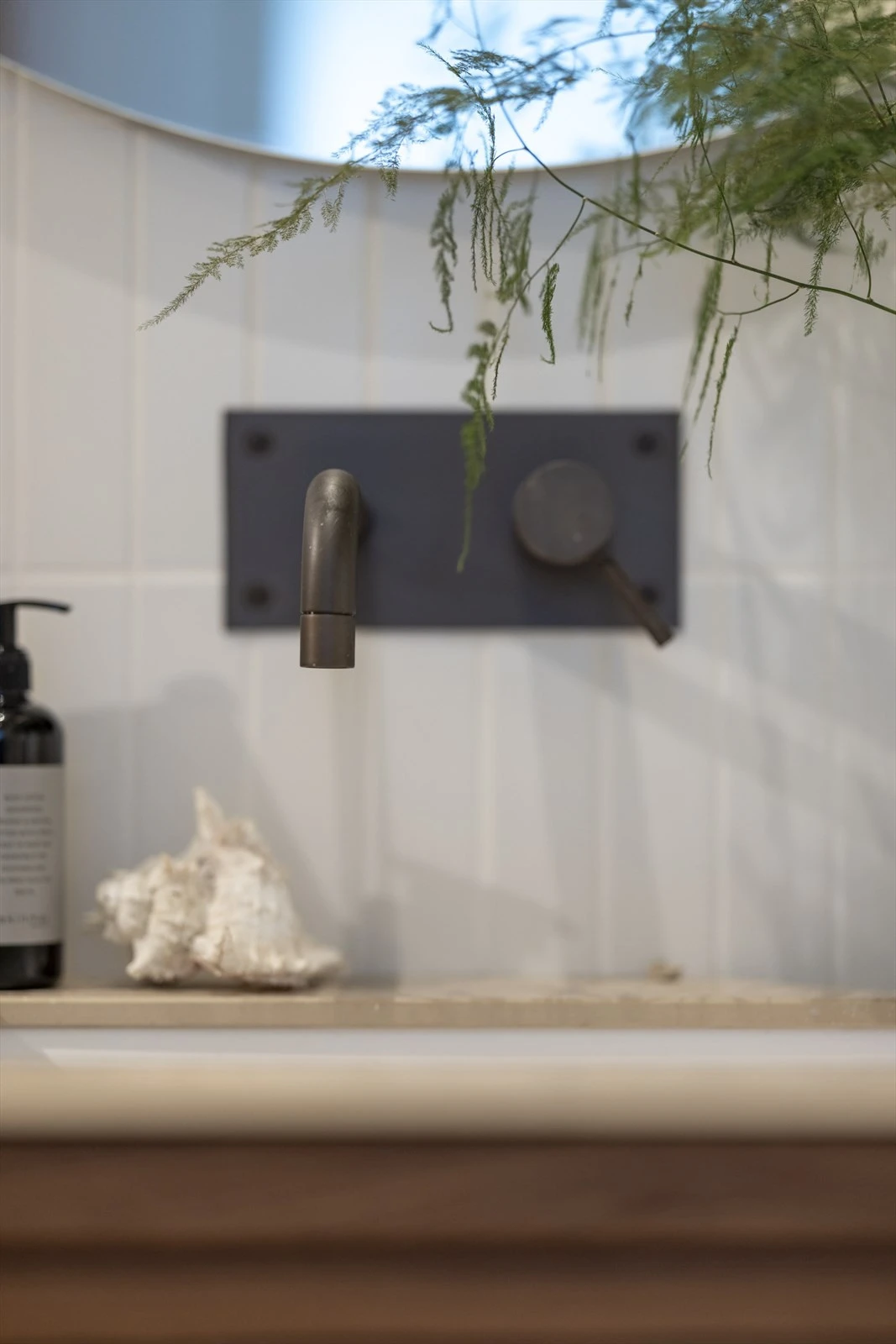 Legg merke til de stilige "piano-flisene". Servantskap i eik fra den anerkjente leverandøren Haven. Galleribilde