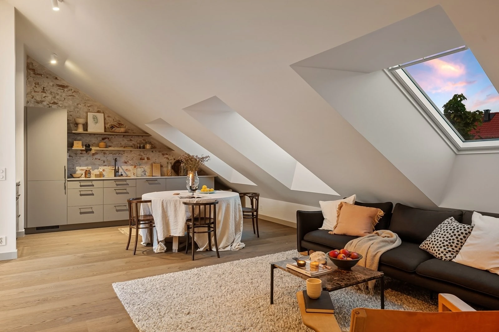 Her kan man fint invitere mange venner og mye familie over på middag. Galleribilde