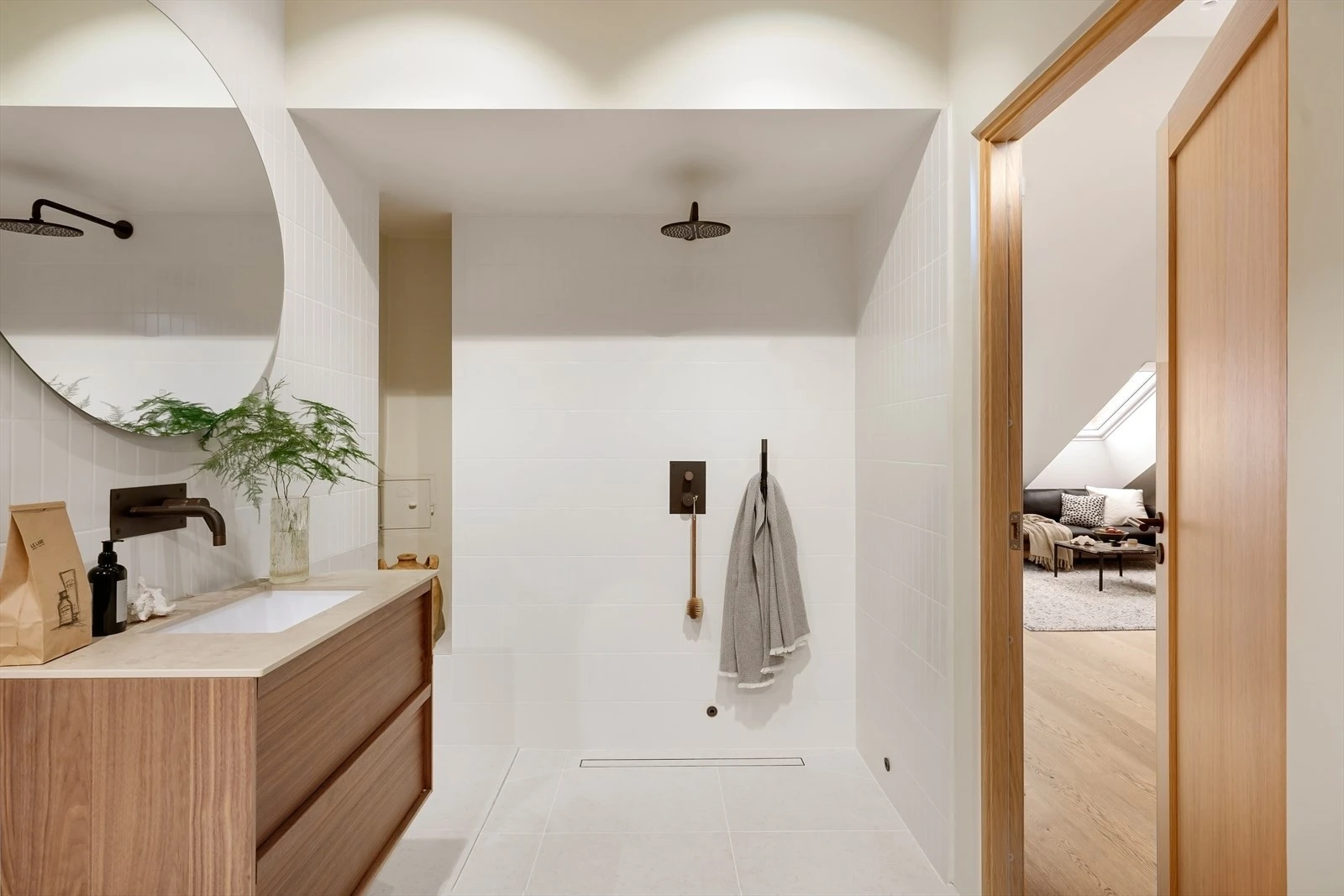 Svært romslig dusj med innfelt armatur i bronse fra Tapwell. Galleribilde