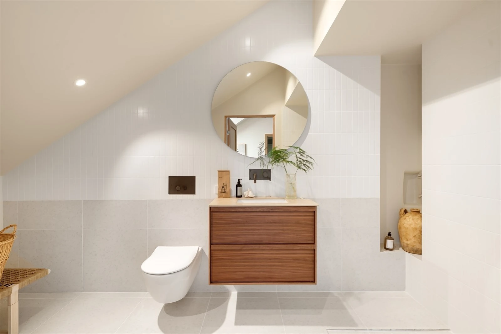 Badet er av god størrelse med delikate fliser og påkostet innredning. Galleribilde