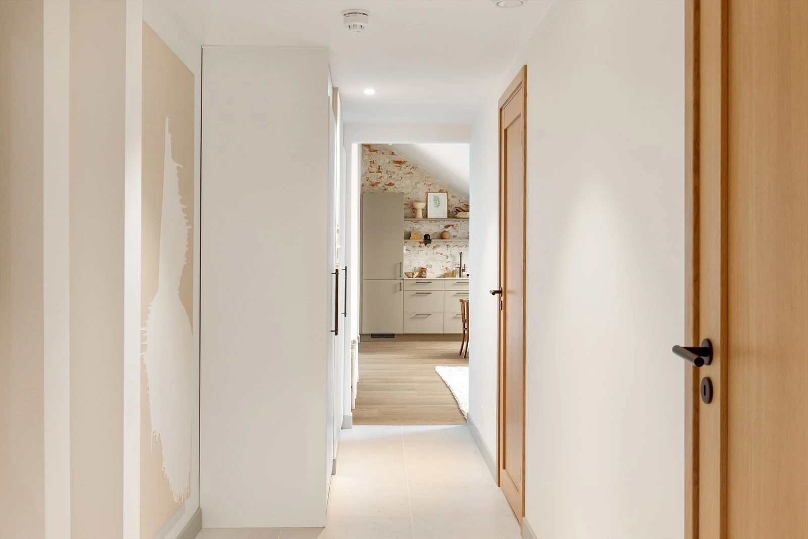 Legg merke til garderobeskapene som er bygget inn. Galleribilde