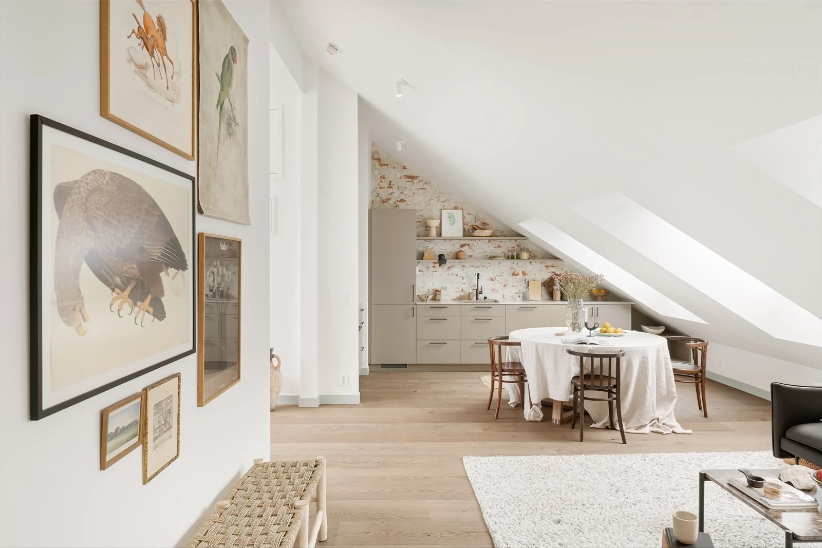 Mange, store vindusflater gjør at leiligheten er utrolig lys og fin. Galleribilde