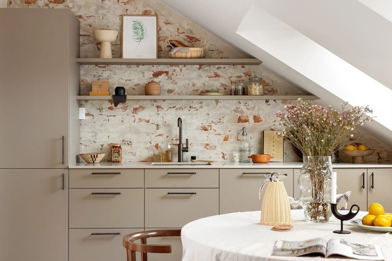 Unik teglsteinsvegg gir kjøkkenet særpreg. Galleribilde