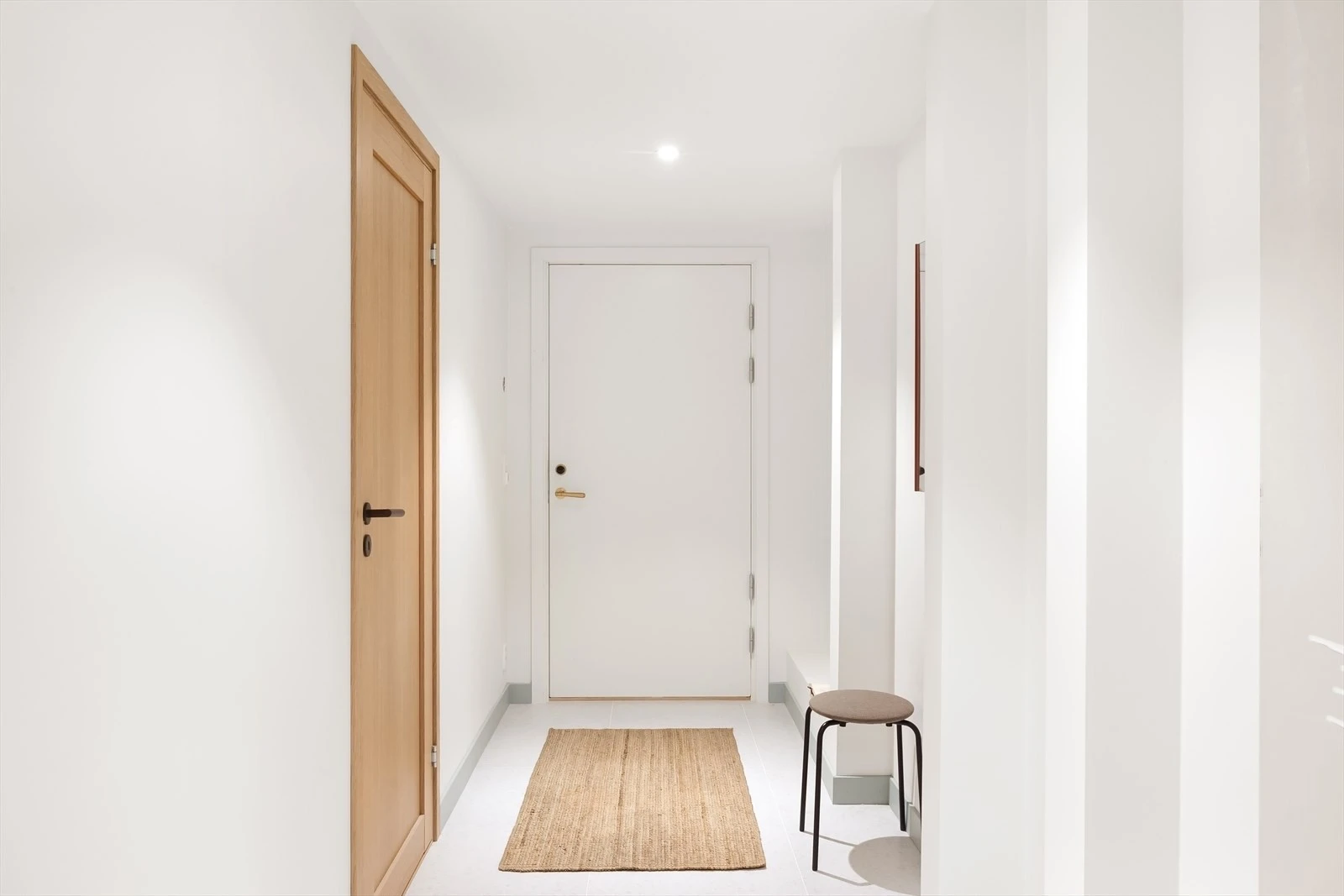 Romslig inngangsparti med plass til å sette inn skoskap, knagger, hyller etc. Galleribilde