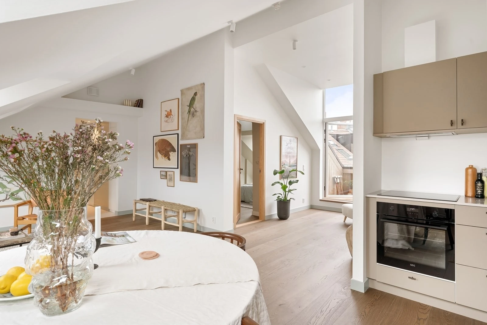 Delvis åpen løsning mellom kjøkken og stue. Både sosialt- og praktisk! Galleribilde