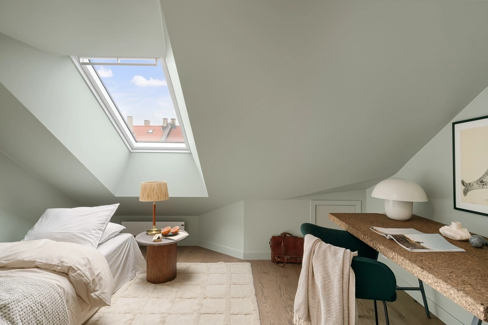 Soverom II med plass til dobbeltseng, skrivebord og skap. Galleribilde