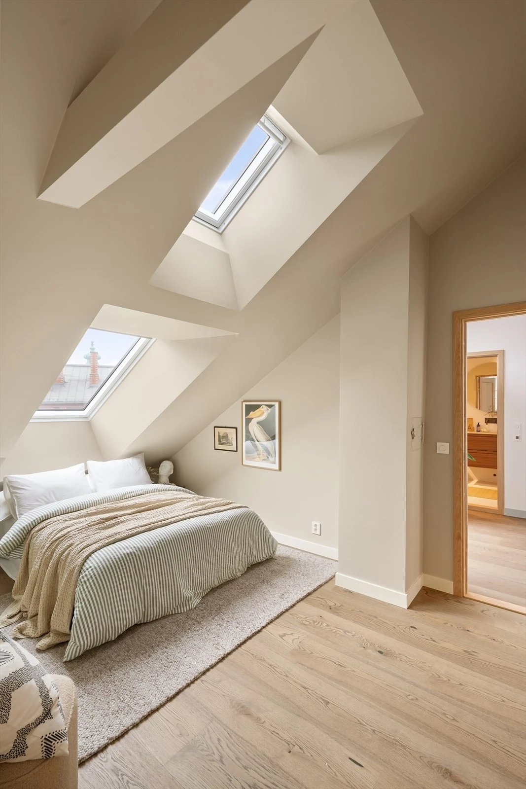 To store takvinduer slipper inn godt med naturlig lys. Galleribilde