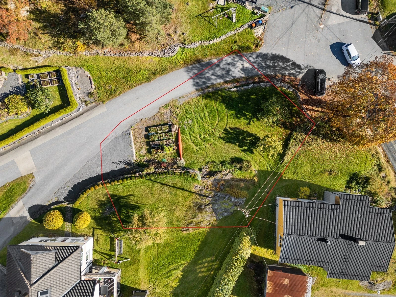 Illustrerte tomtegrenser merket med røde linjer. Dette er et ca. areal og avvik vil kunne forekomme. Se vedlagt matrikkelkart for mer nøyaktige grenser. Galleribilde