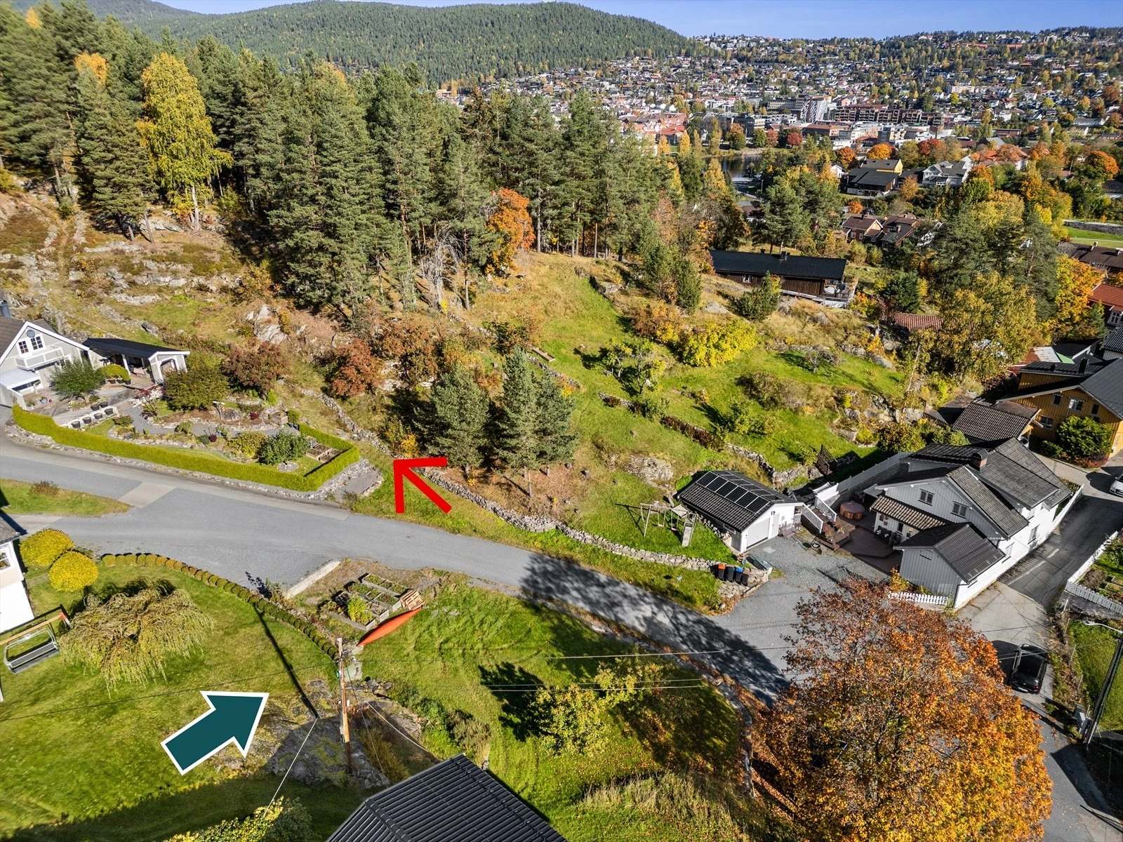 Den grønne pilen viser tomten, den røde viser hvor en av de mange stiene i området starter. Galleribilde