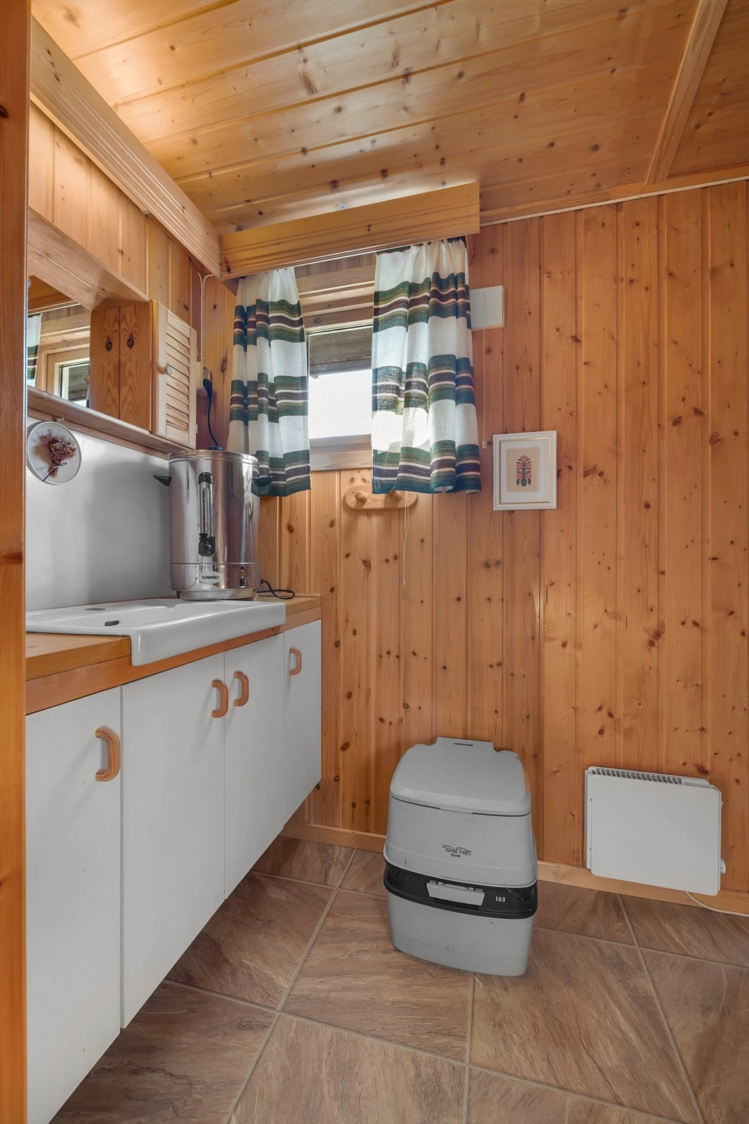 Toalettrom med forbrenningstoalett Galleribilde