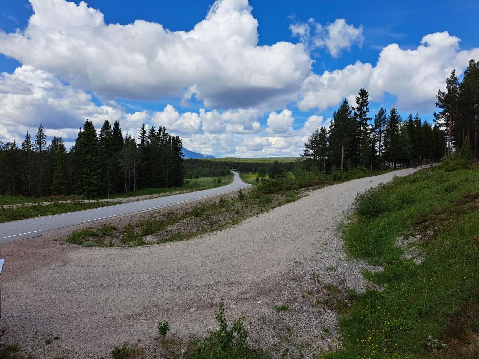 Avkjørsel og vei til gården Gløtvola Søndre. Tomtearealet på høyre side av veien Galleribilde
