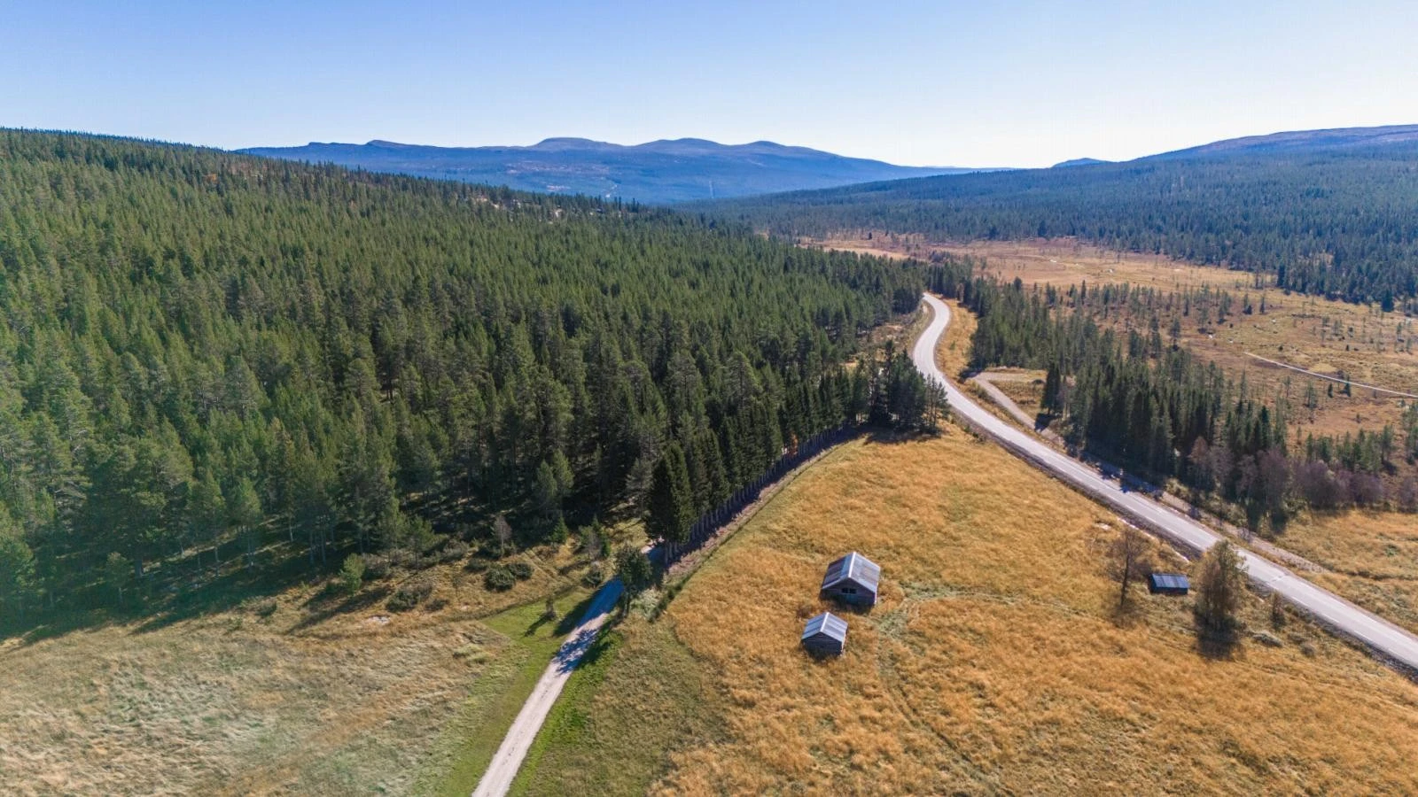 Utsikt sørover. Tomteområdet ligger til venstre langs gardsveien i bildet. Galleribilde