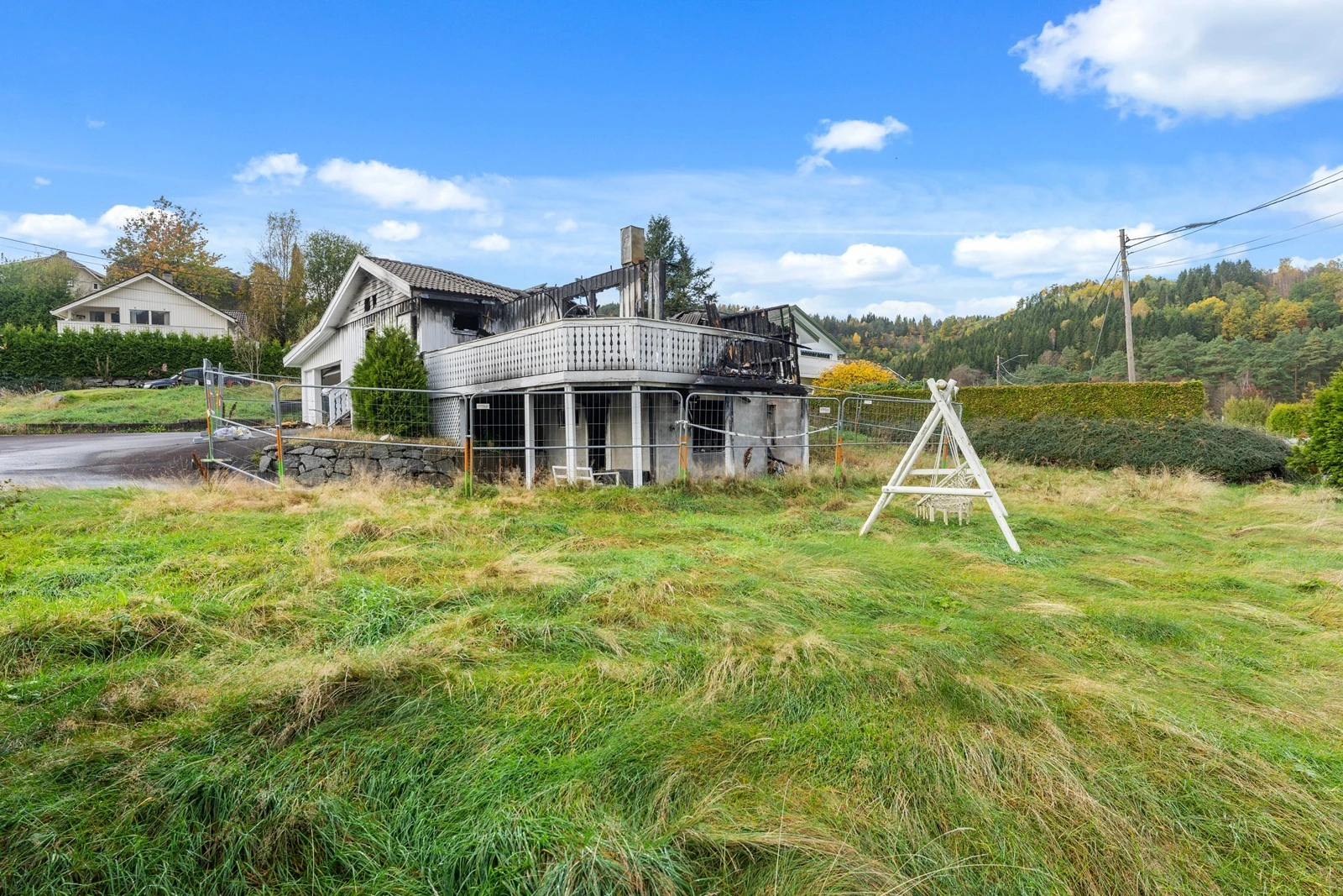 Bygningsmassen ble totalskadd i en brann i 2023 og må rives. Galleribilde