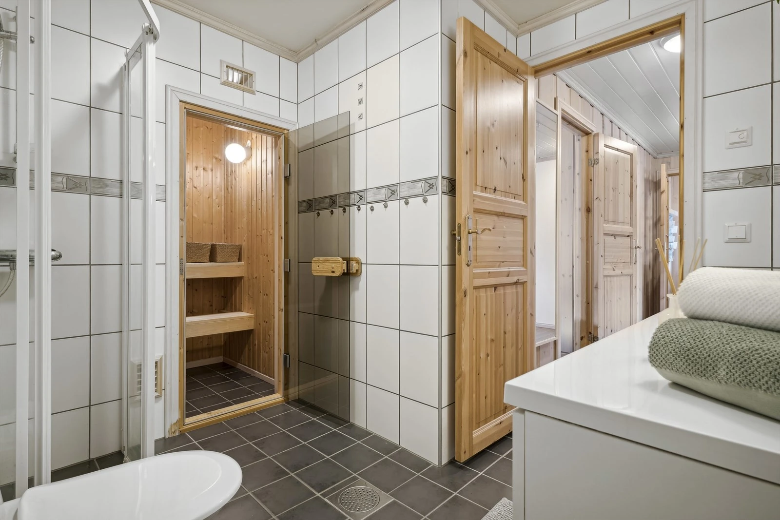 Fra badet er det inngang til badstue via glassdør med sotet glass. Galleribilde