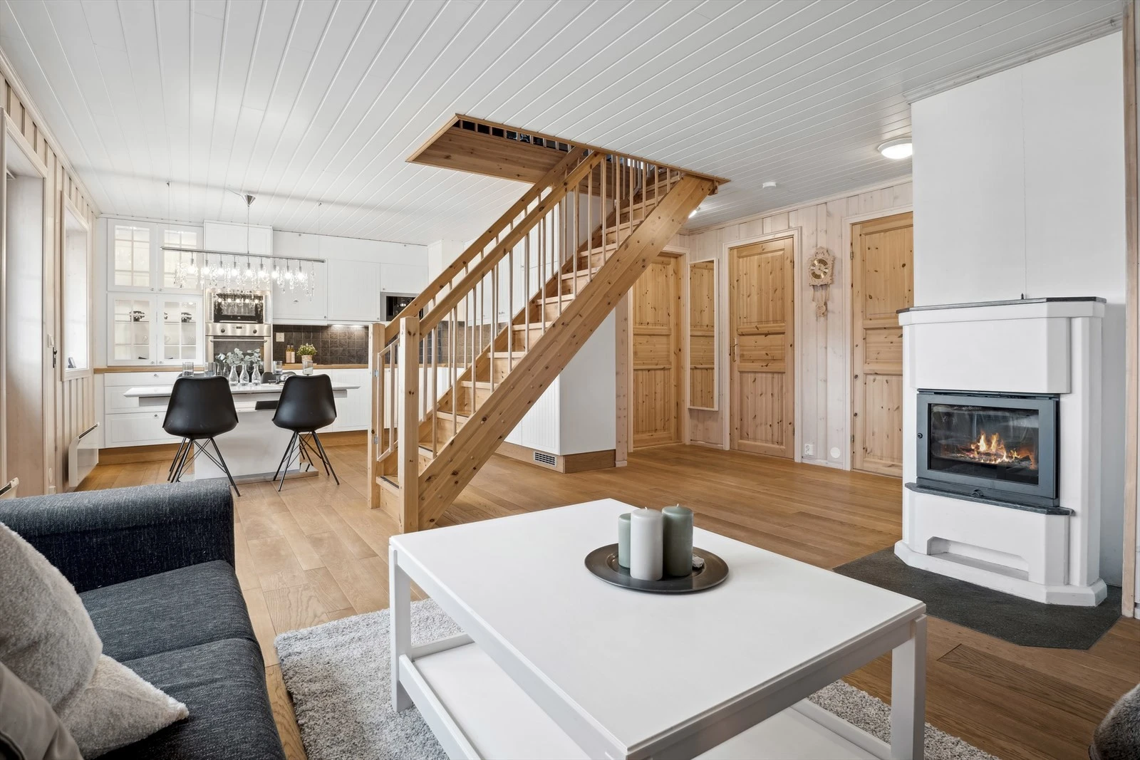 Leiligheten har en romslig og lys stue med åpen løsning mot kjøkkenet. Galleribilde