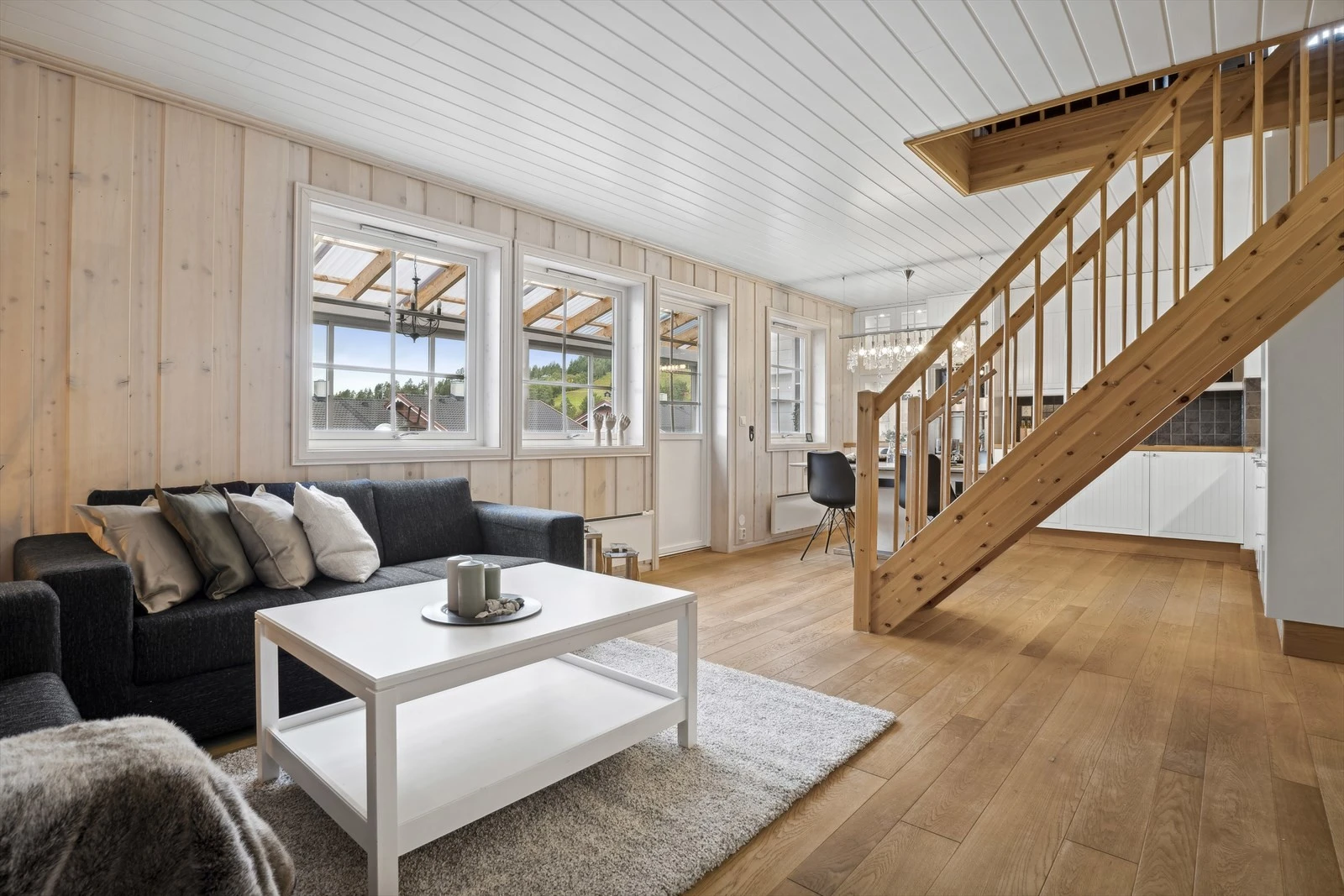 Fra stuen er det utgang til en innglasset veranda med plass til sofagruppe og spisebord. Galleribilde