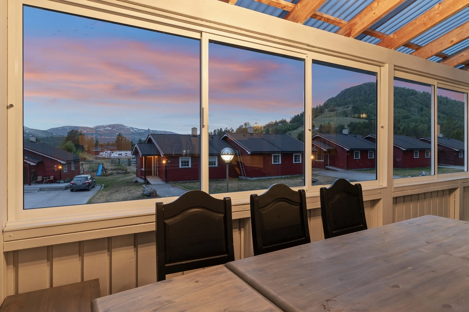 Pen utsikt fra verandaen til både Rødalshøa og Savalkletten. Gode solforhold. Galleribilde