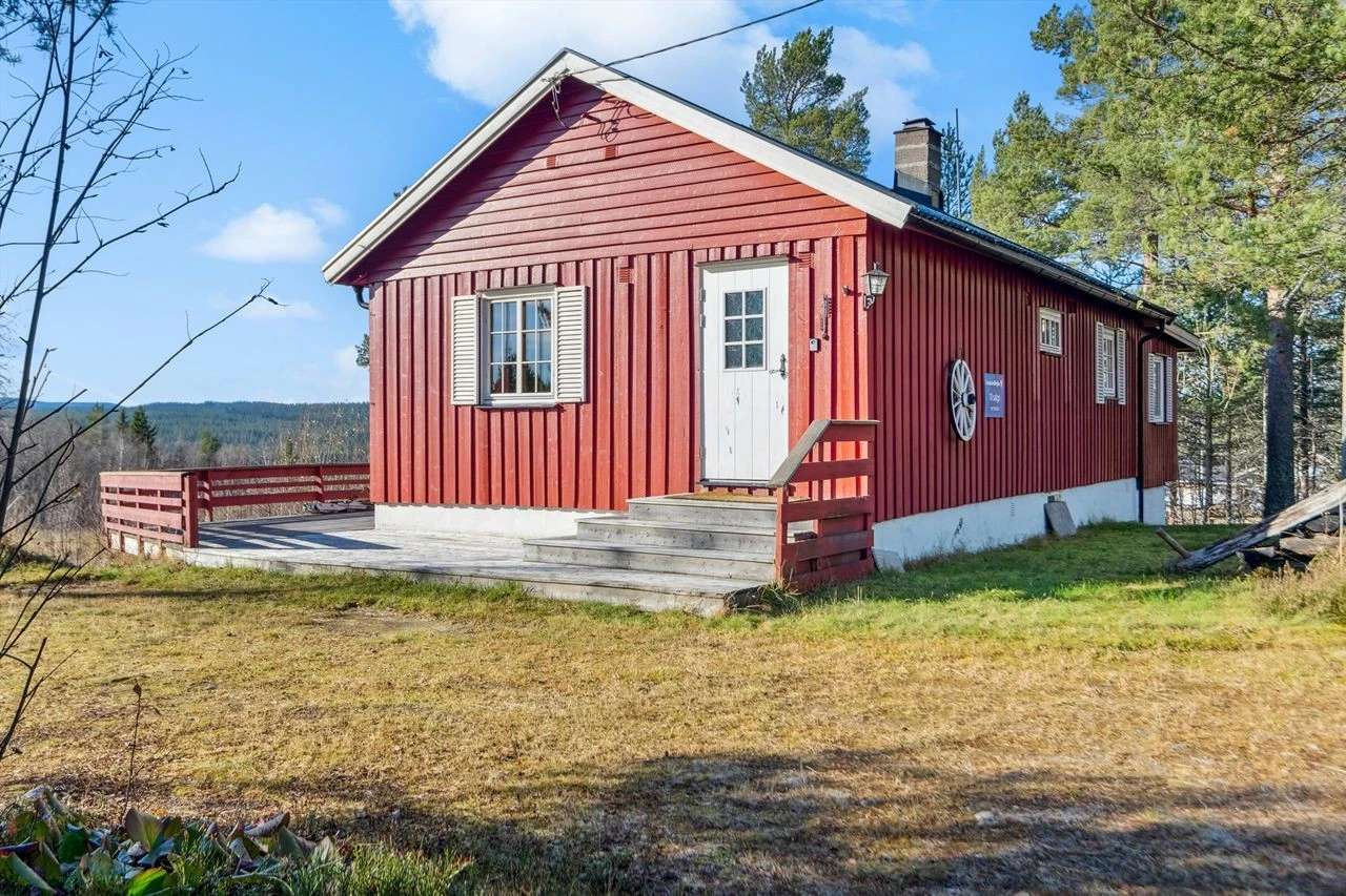 Inngangsparti tilknyttet terrassen som går over tre siden av hytta. Galleribilde