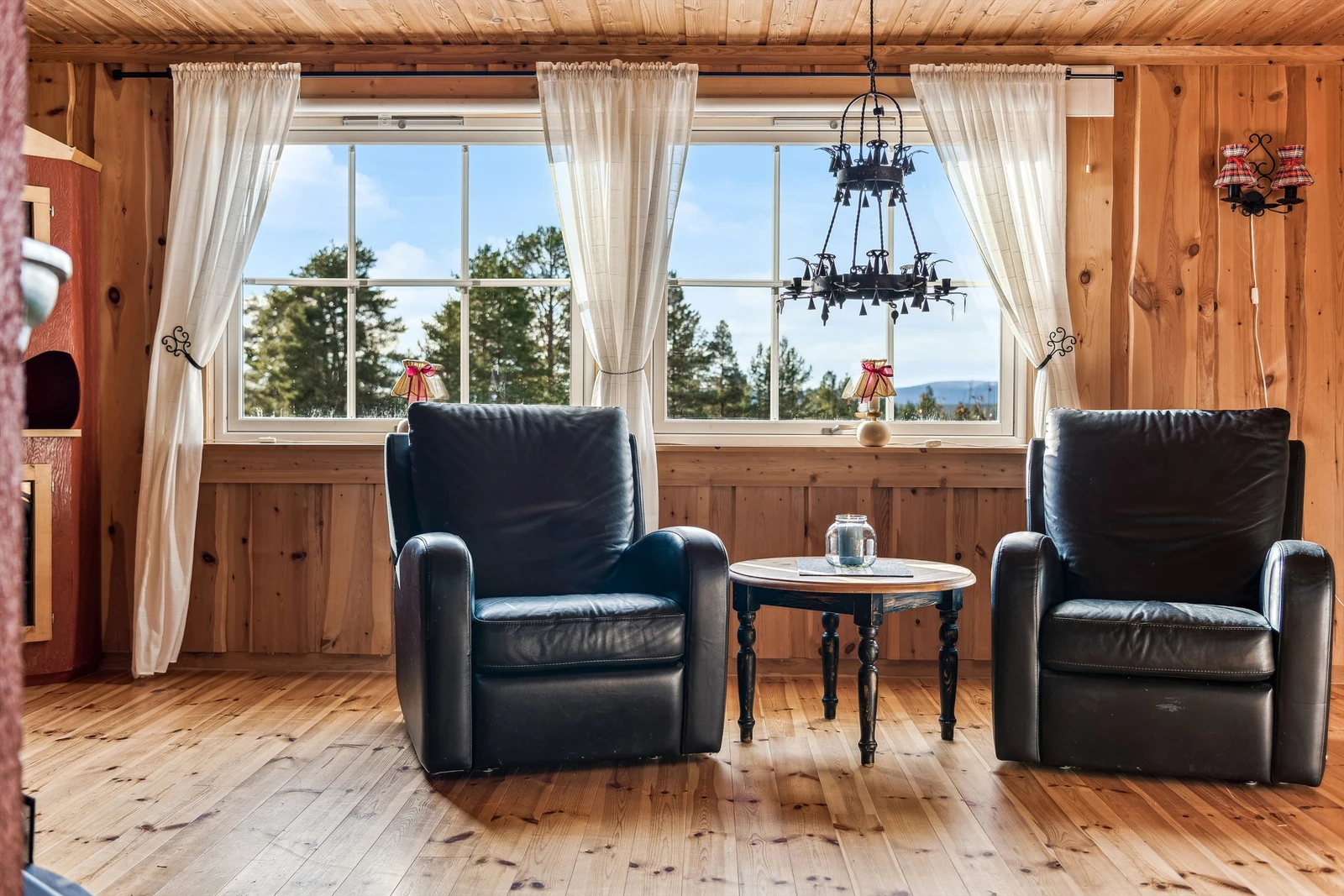 Store vinduer i stuen med godt lysinnslipp og fin utsikt. Galleribilde