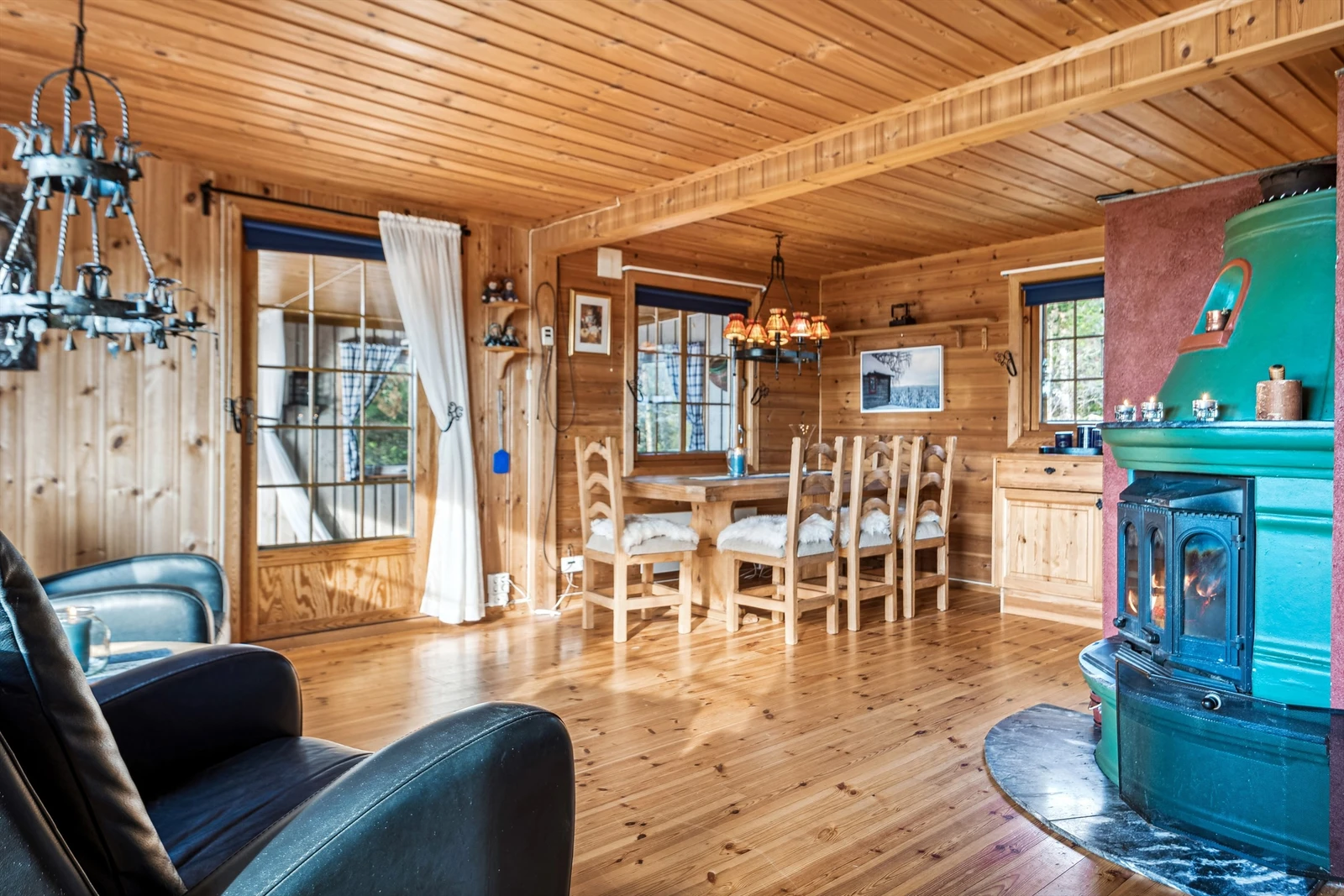 God plass til flere sittegrupper, en god lukket peis varmer ekstra godt på kjølige dager. Galleribilde