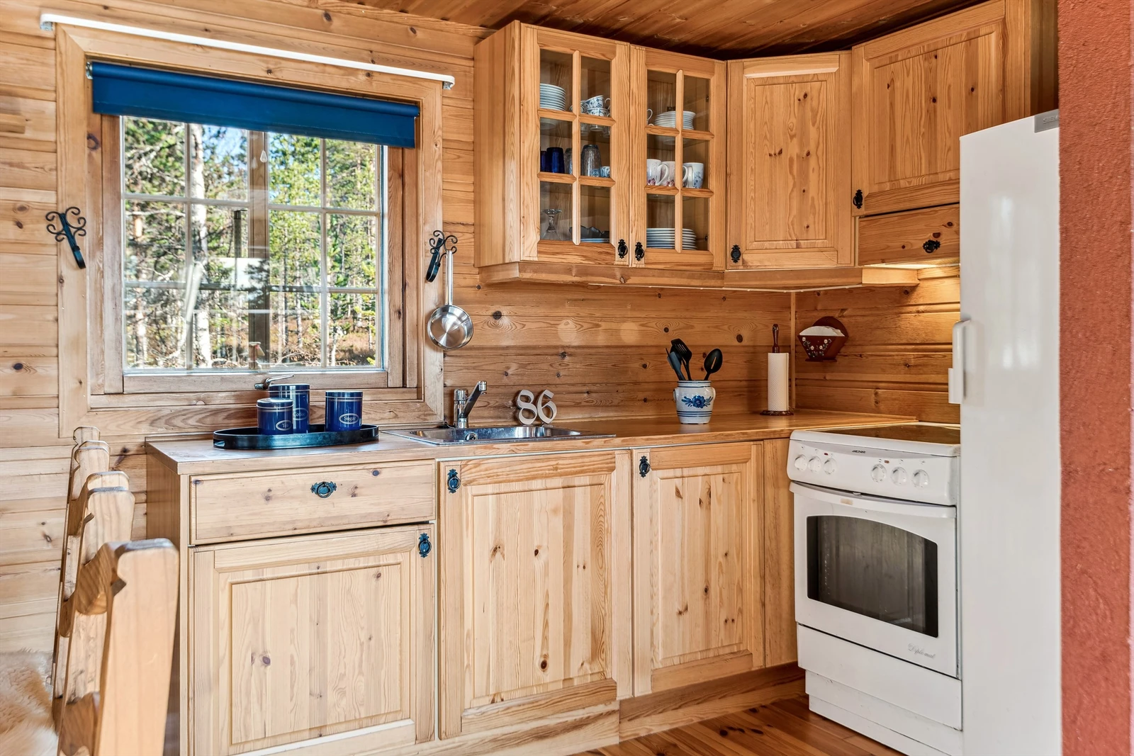 Kjøkkeninnredning med heltre fronter og heltre benkeplater. Her er det opplegg for oppvaskmaskin i benkeskap og åpne løsninger for
hvitevarer. Galleribilde