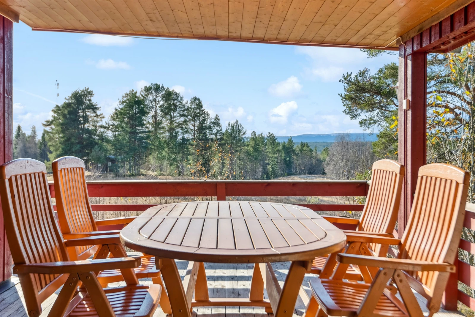 God plass til en spisegruppe også under tak. Galleribilde