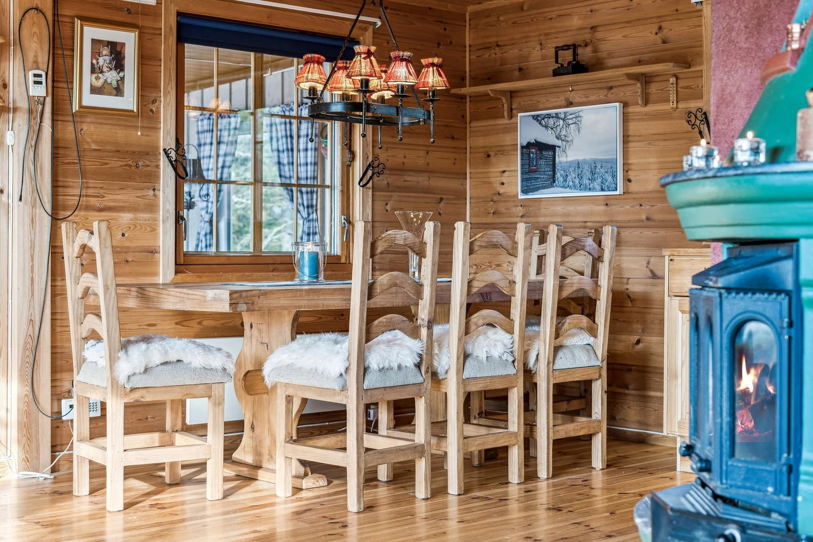 Fin spiseplass mellom stue og kjøkken. Galleribilde