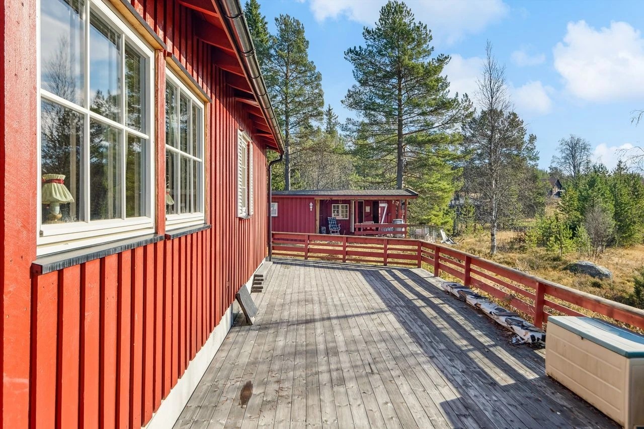Terrassen går over tre kanter av hytta, her kan man flytte seg rundt etter sol eller skygge. Galleribilde
