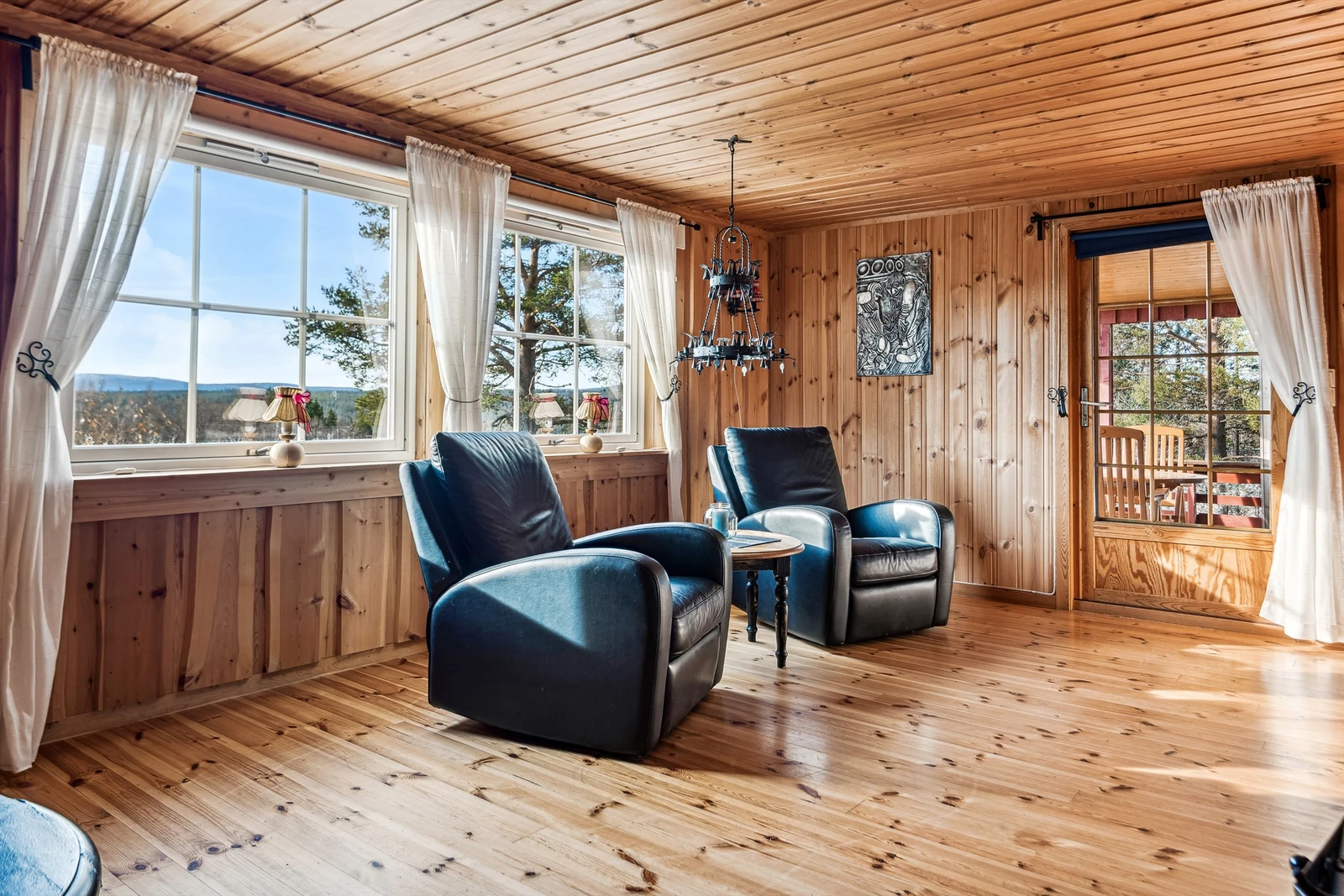 Fra stuen er det utgang til den store, delvis overbygde terrassen. Galleribilde