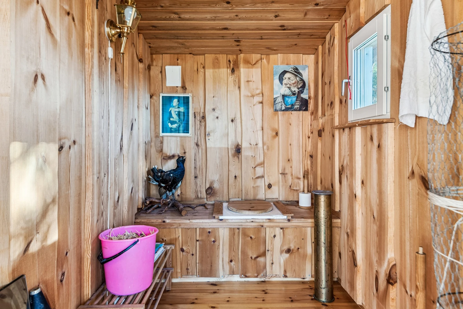 Utedo i annekset. Galleribilde