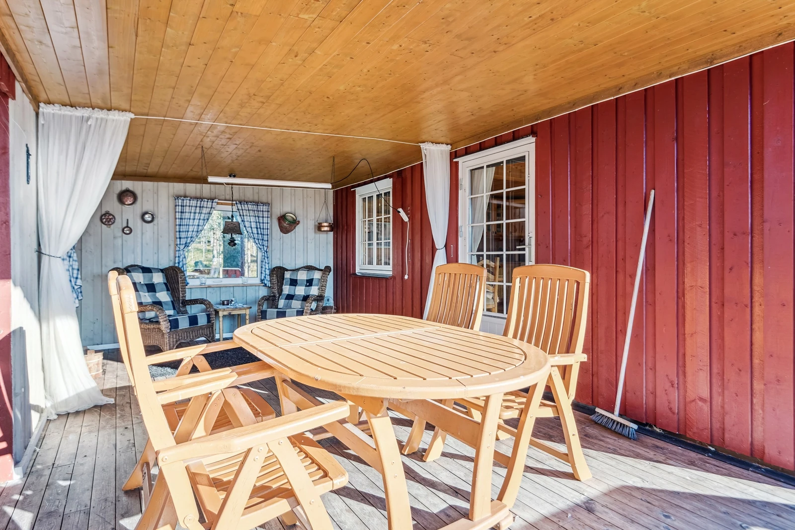 Stor terrasse som er delvis innbygget og overbygget. Galleribilde