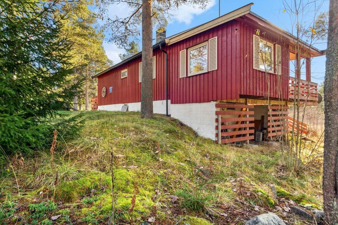 Hytta har kjeller med et teknisk rom og 2 lagerrom. Galleribilde