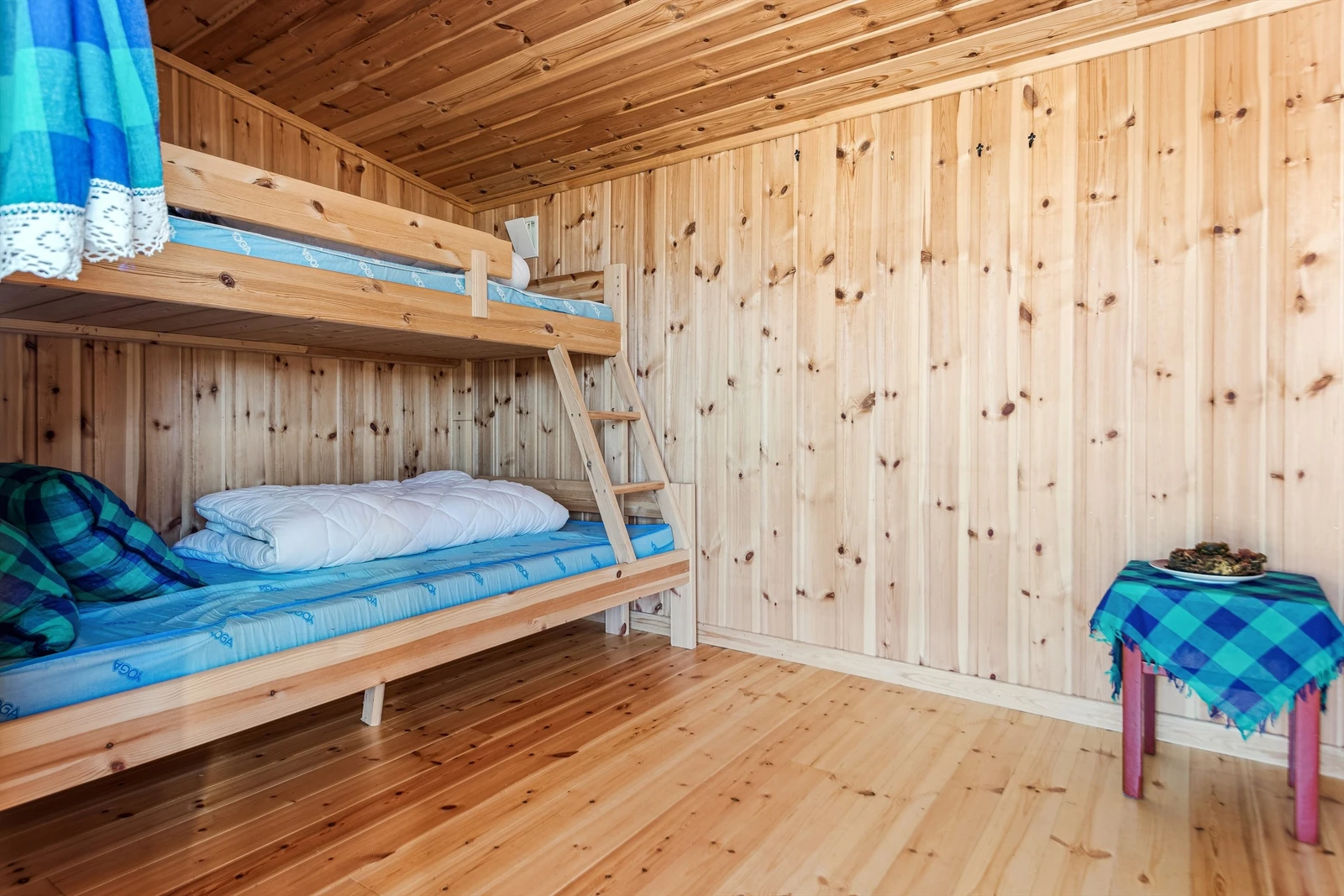 Et romslig soverom i annekset med familiekøye. Galleribilde