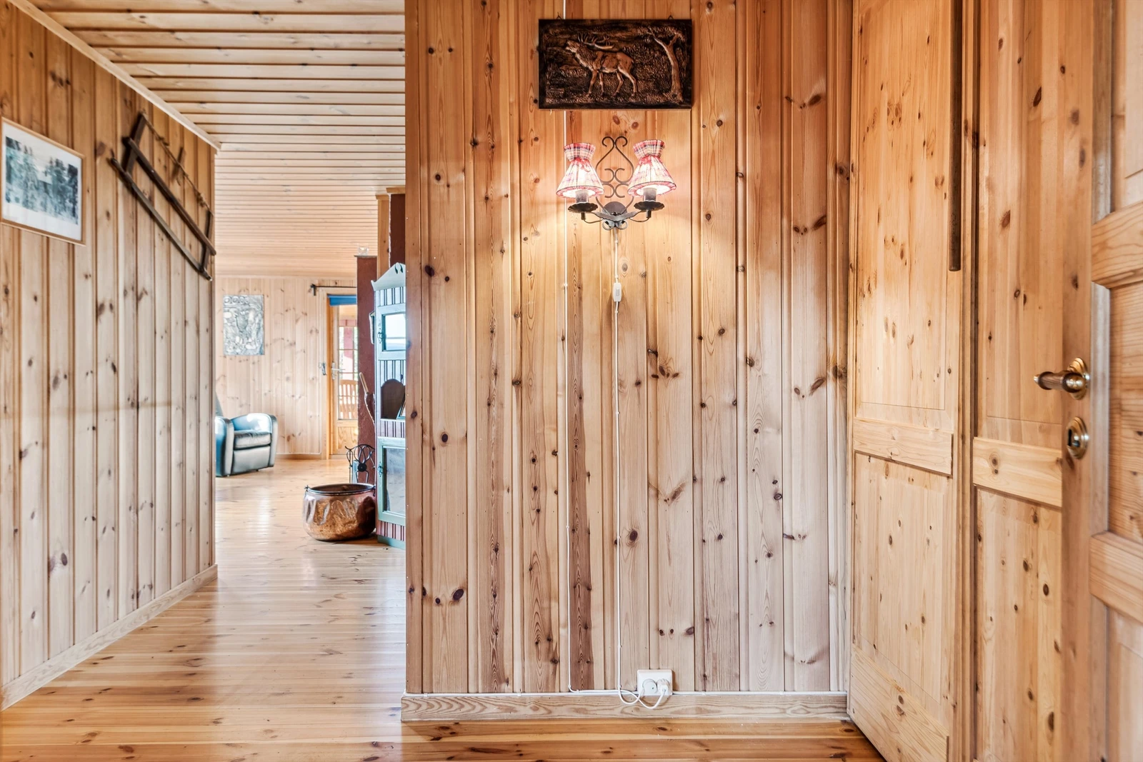 Skyvedørsgarderobe i gang med god plass til yttertøyet. Galleribilde