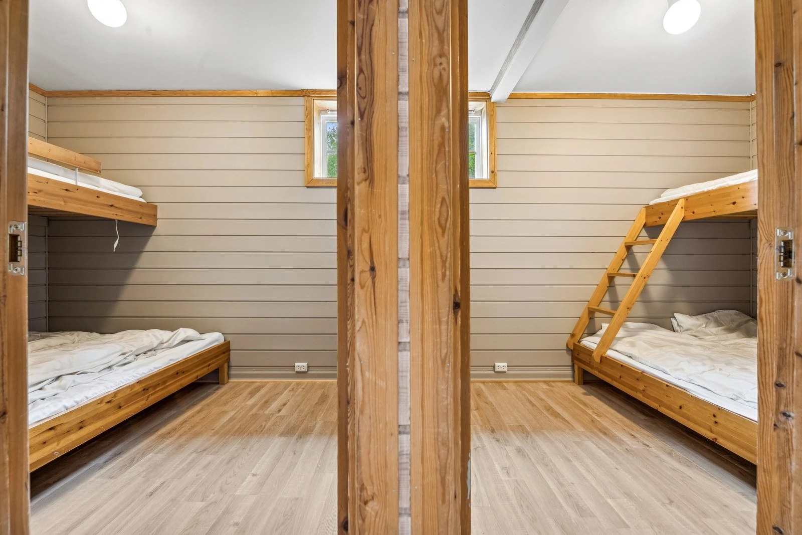 Leiligheten har to parktiske soverom med sengekøyer. Galleribilde