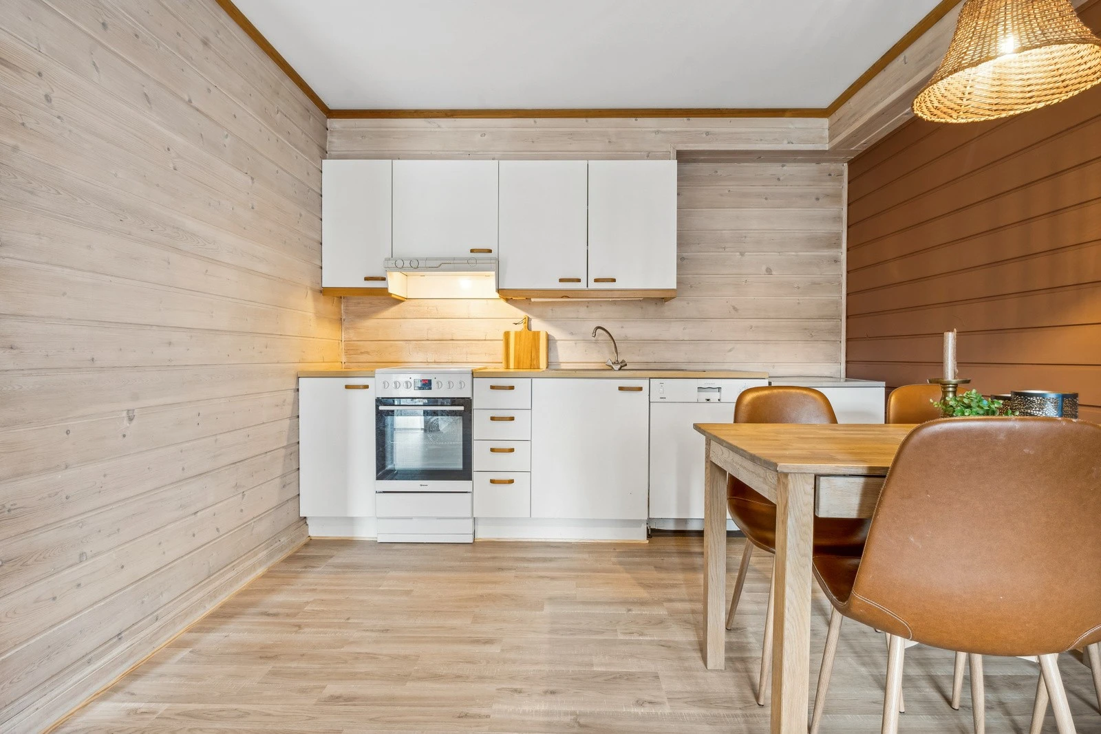 Innredning med glatte fronter, benkeplate av laminat, og nedfelt oppvaskskum. Galleribilde