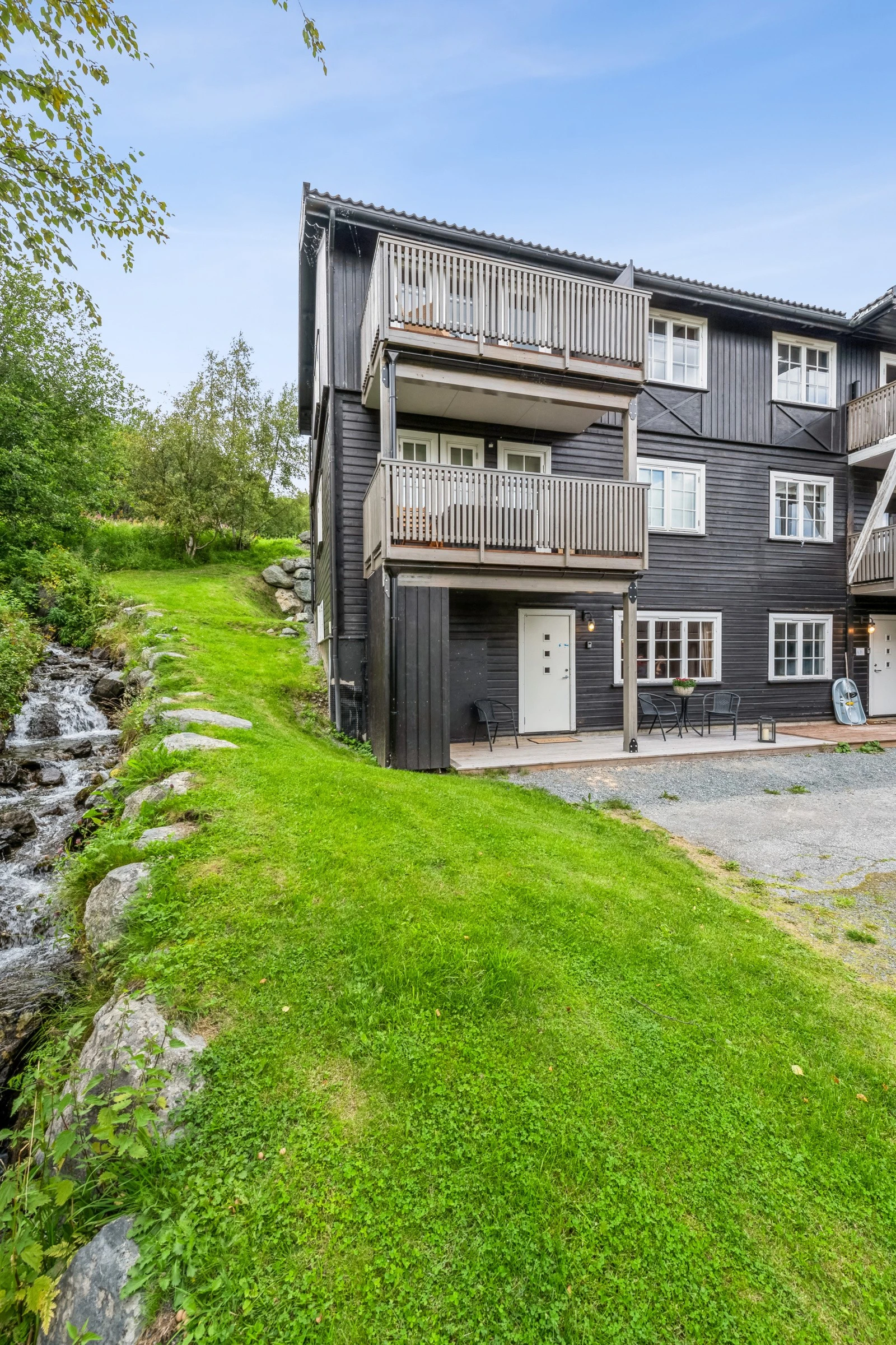 Nærmeste dagligvare ligger ca 5 minutter unna med bil. Galleribilde