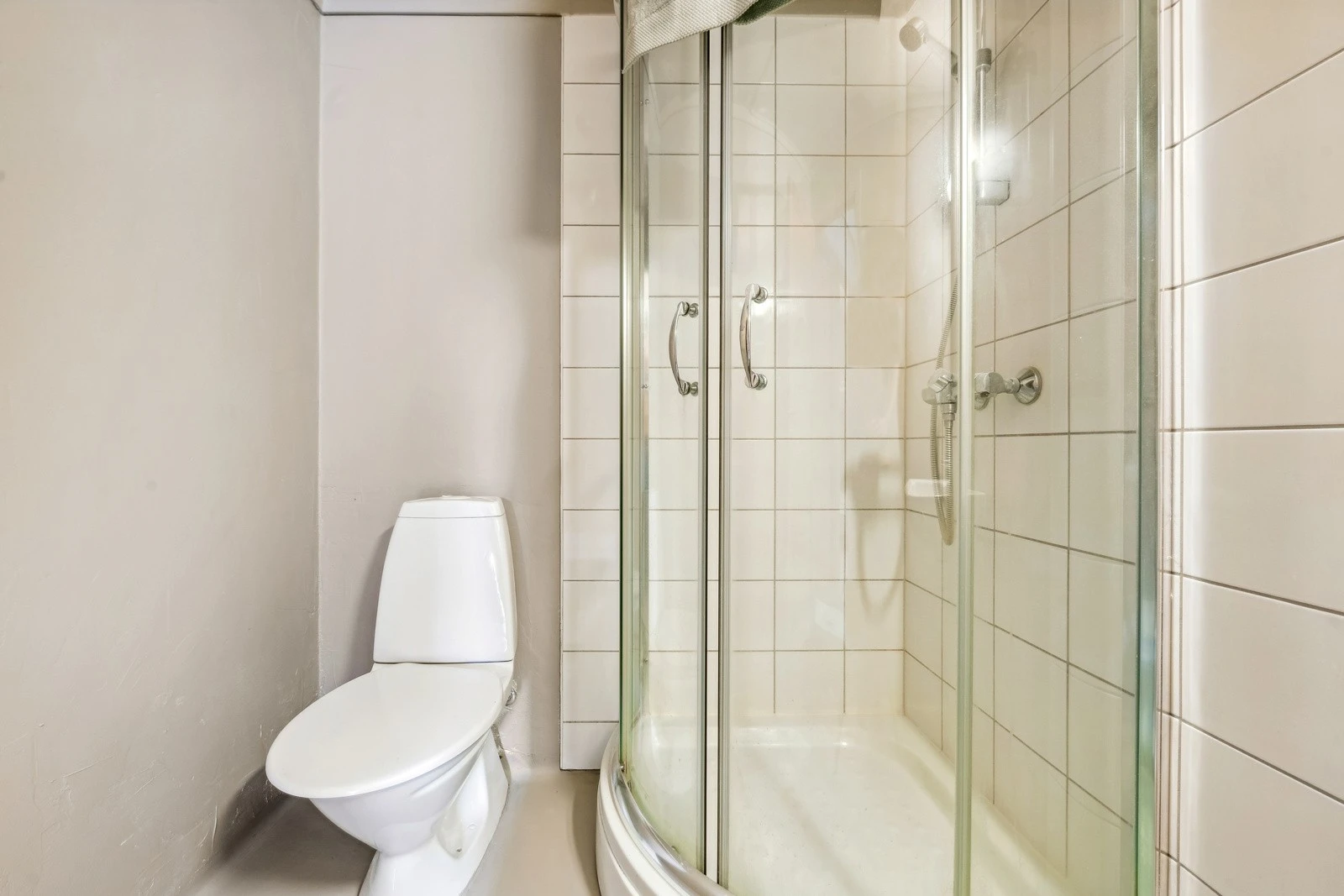 Badet har dusjkabinett som minker slitasje på gulv og membran. Galleribilde