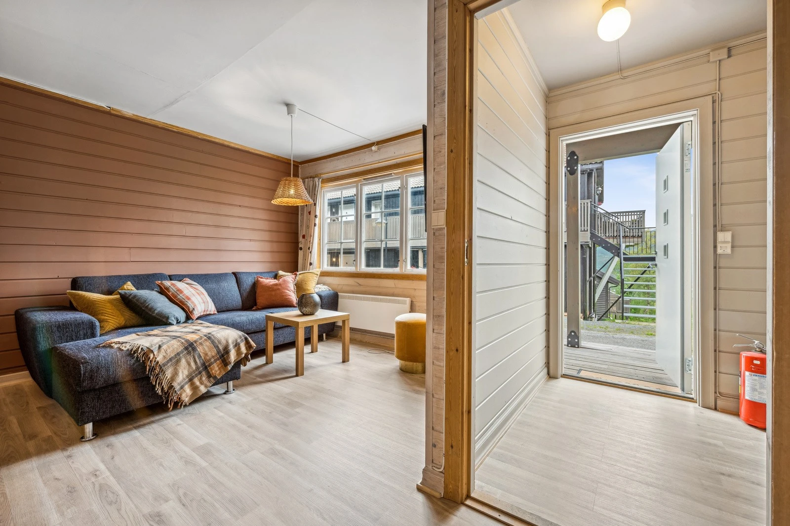 Fra entrèen kommer du videre inn til stue/kjøkken. Galleribilde