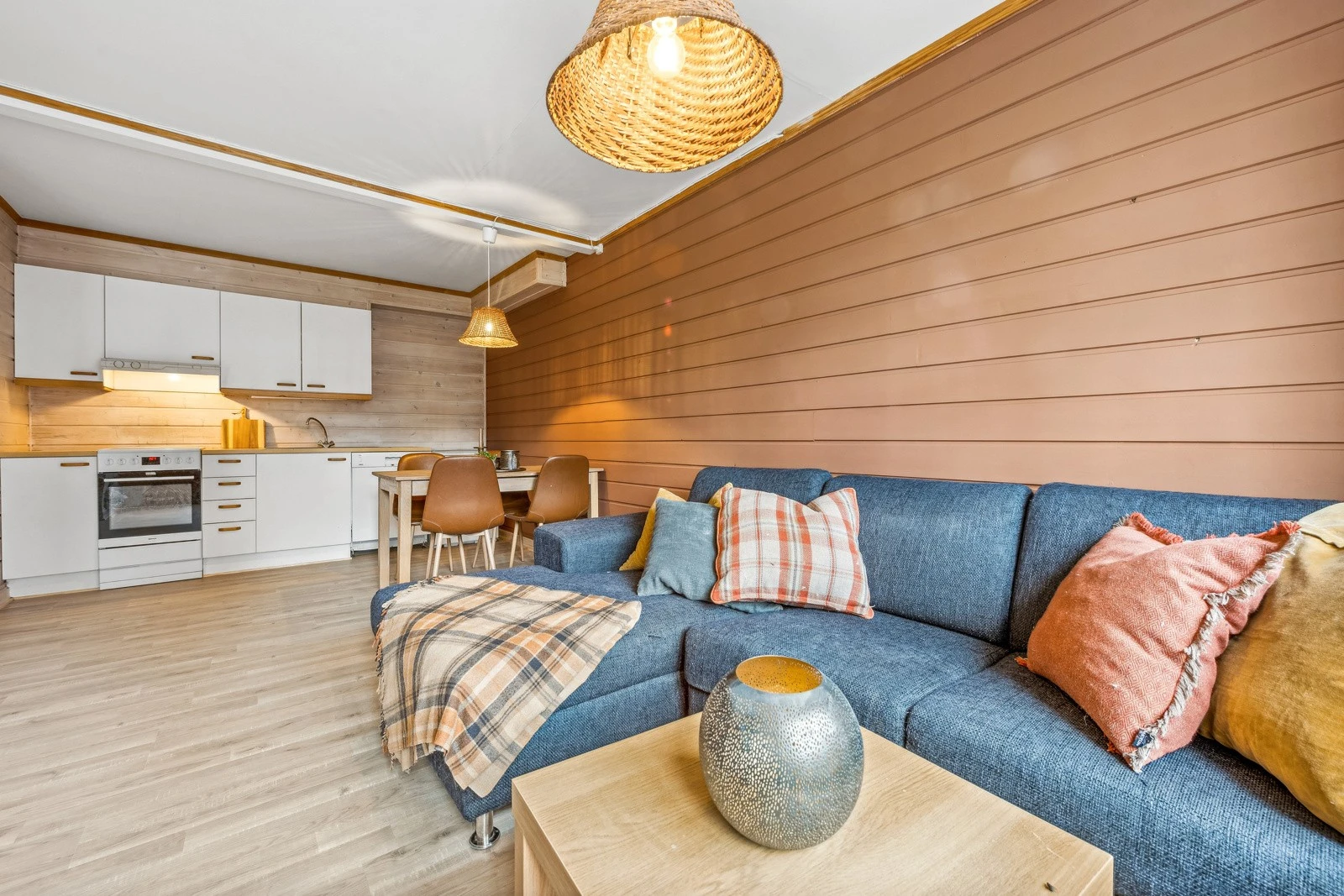 Svært pratisk planløsning med åpen stue-/kjøkken løsning som legger til rette for hyggelige sosiale kvelder. Galleribilde