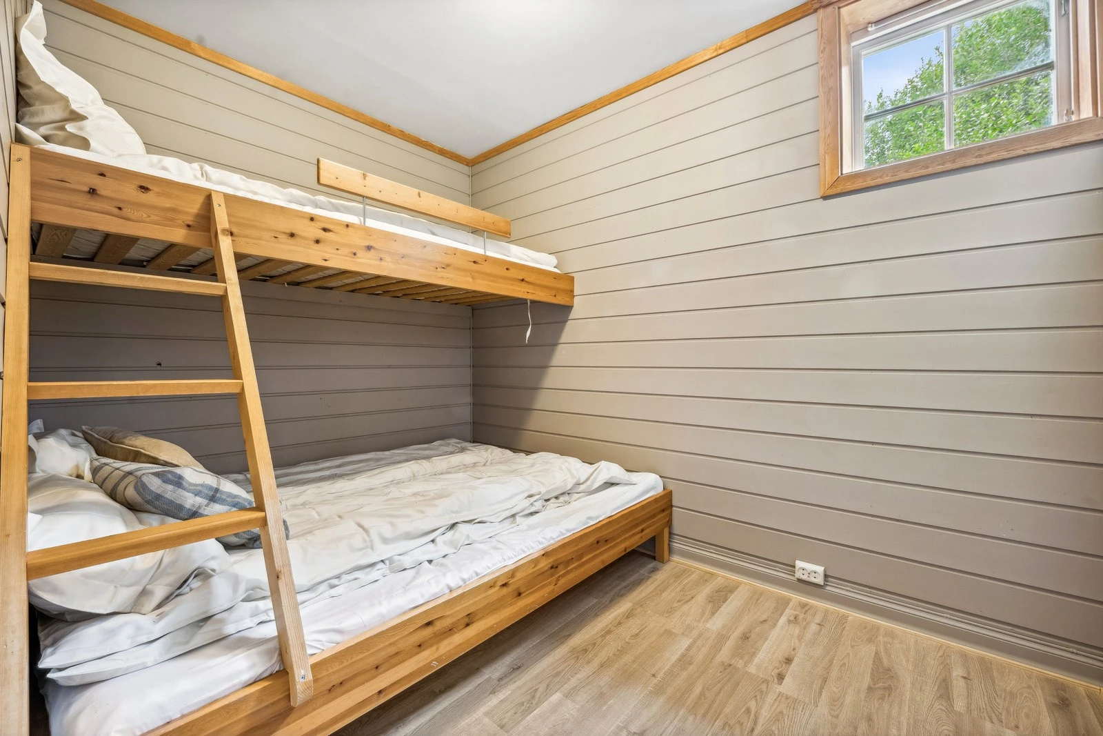 Lyst og fint soverom, kan enkelt møbleres etter ønske og behov. Galleribilde