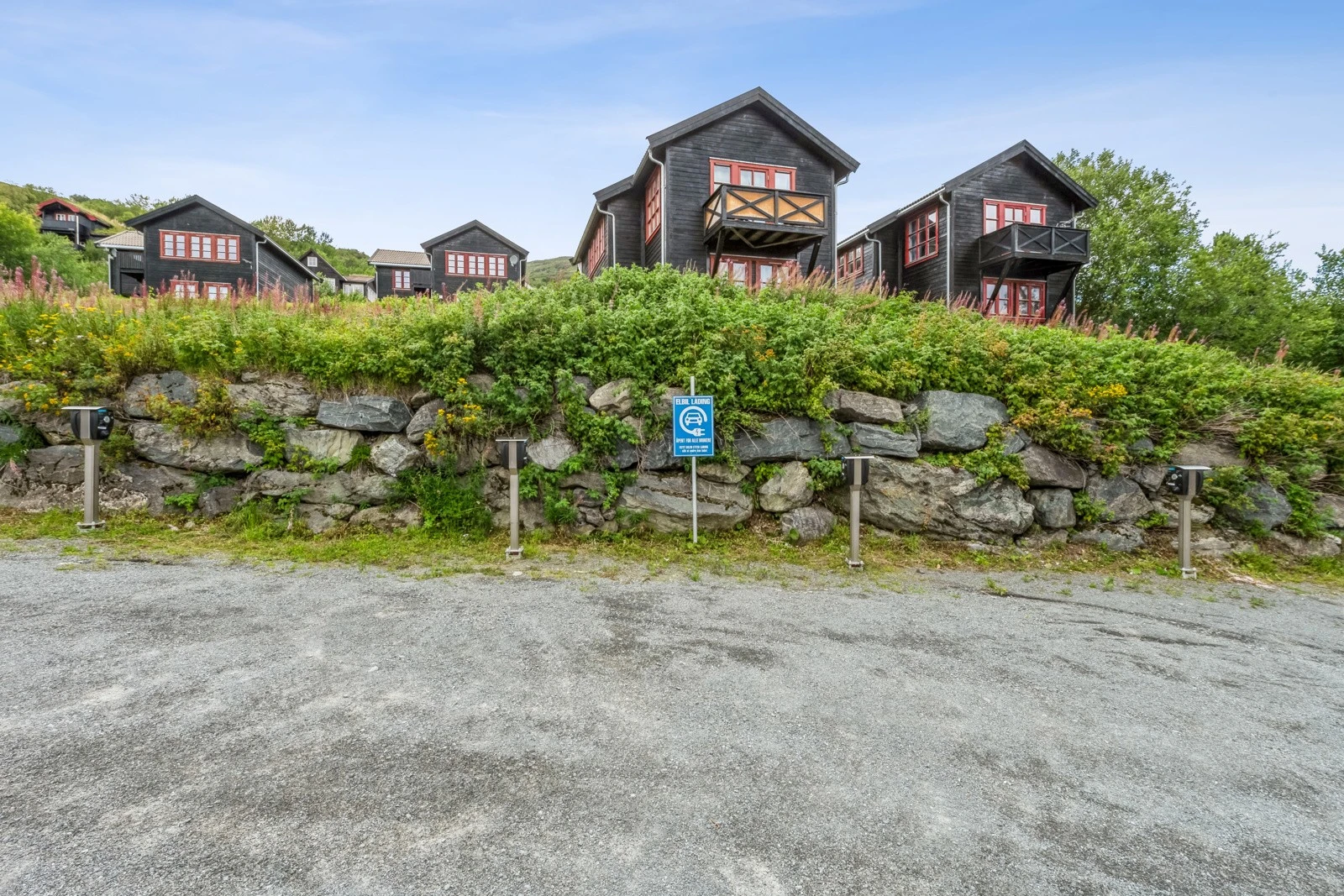 Grendahuset disponerer 65 parkeringsplasser, slik at det er nok til en parkeringsplass per seksjon. Det er ikke anviste plasser. Galleribilde