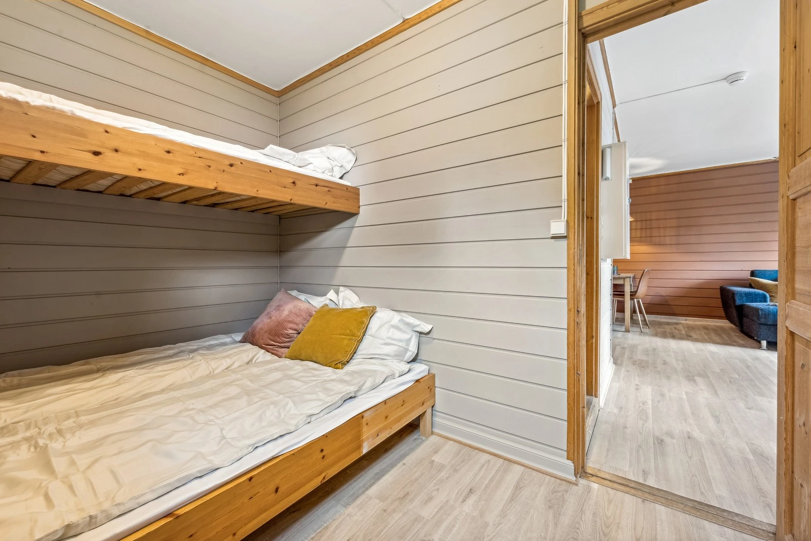Praktisk løst med køyeseng som har plass til tre. Galleribilde