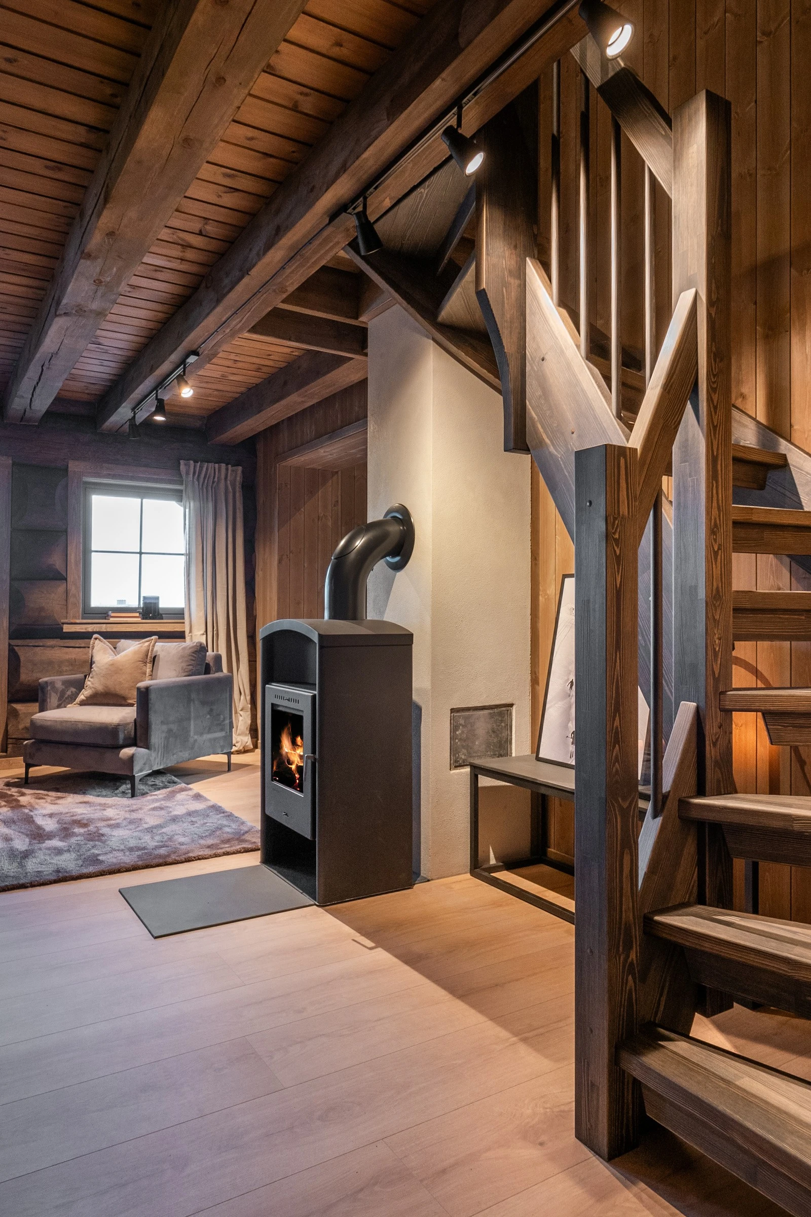 Ildsted er sentralt plassert for å gi god varme i hele hytta Galleribilde
