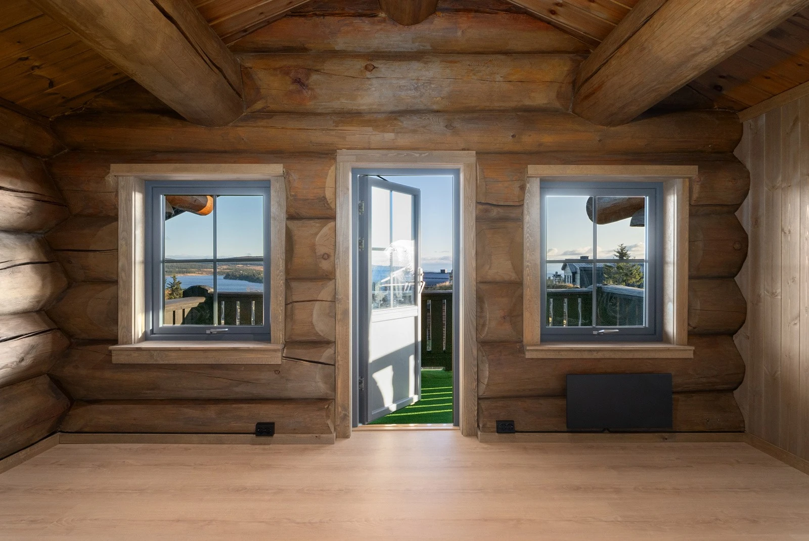 Utgang til balkong, fra soverom i 2.etasje. Galleribilde