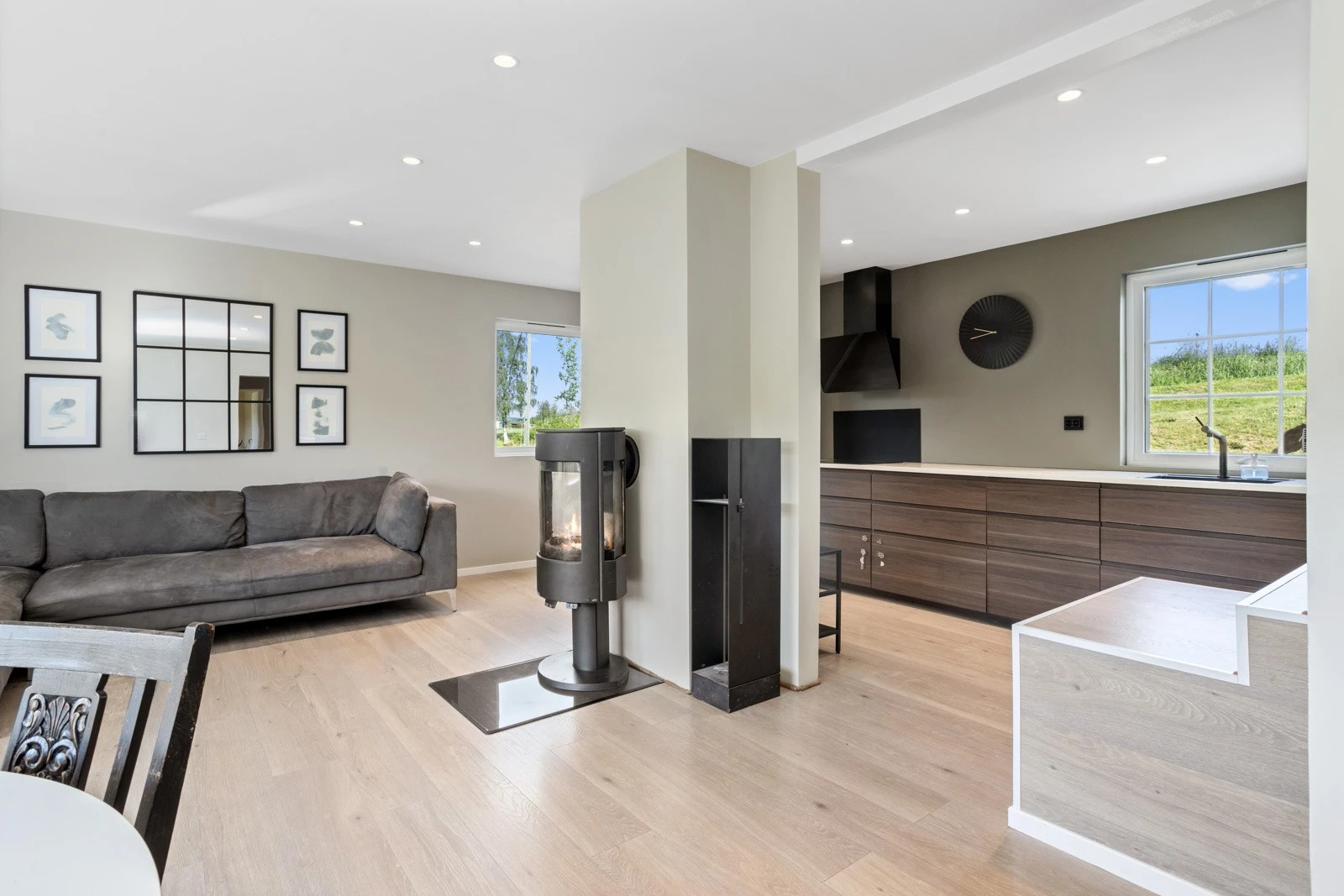 Åpen stue med peisovn Galleribilde