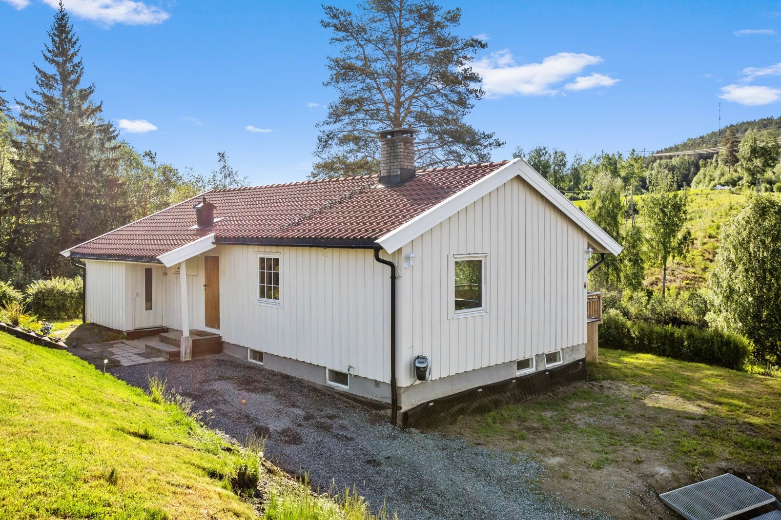 Hus fra bakside/Inngangsparti Galleribilde