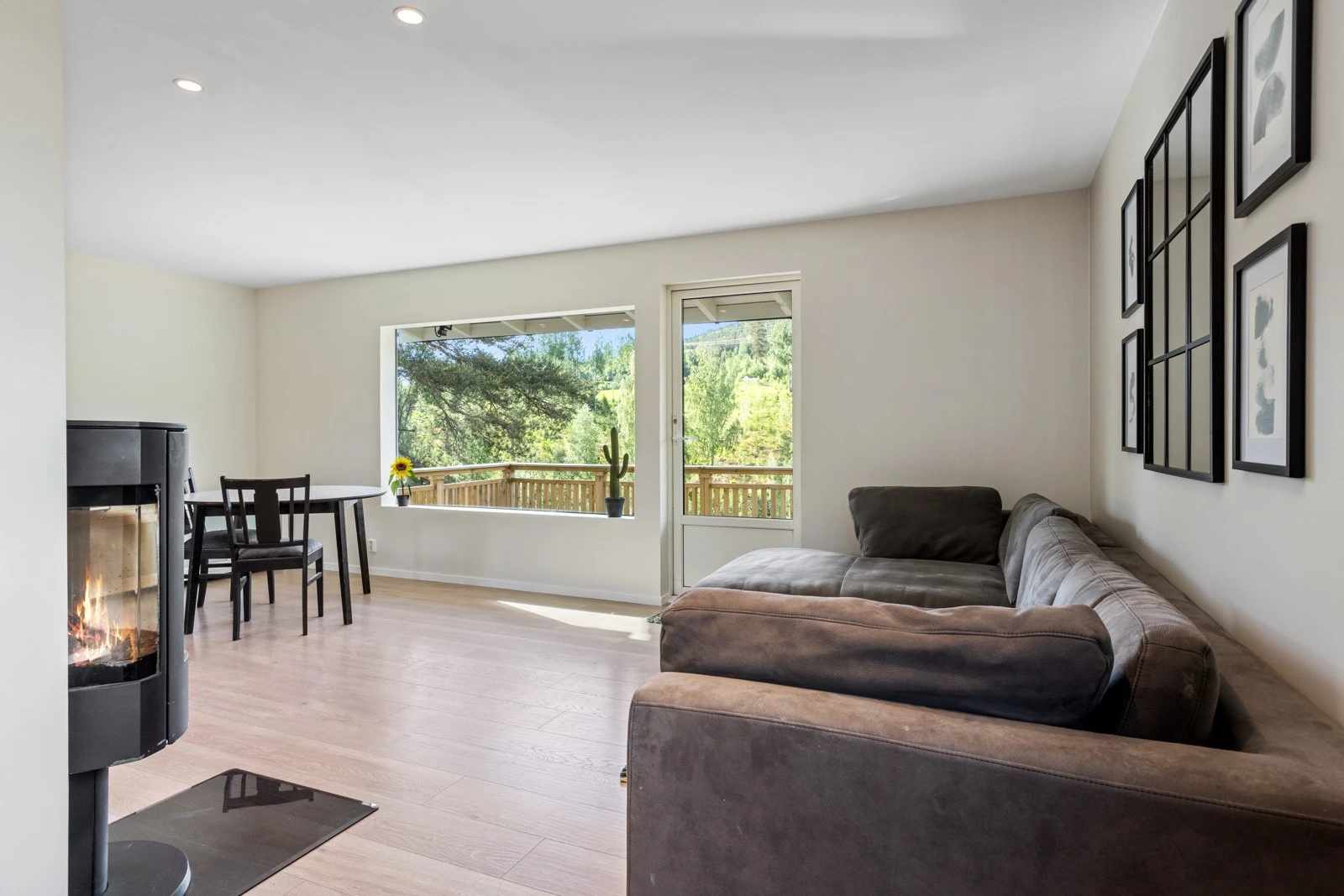 Stue med utgang til terrasse Galleribilde